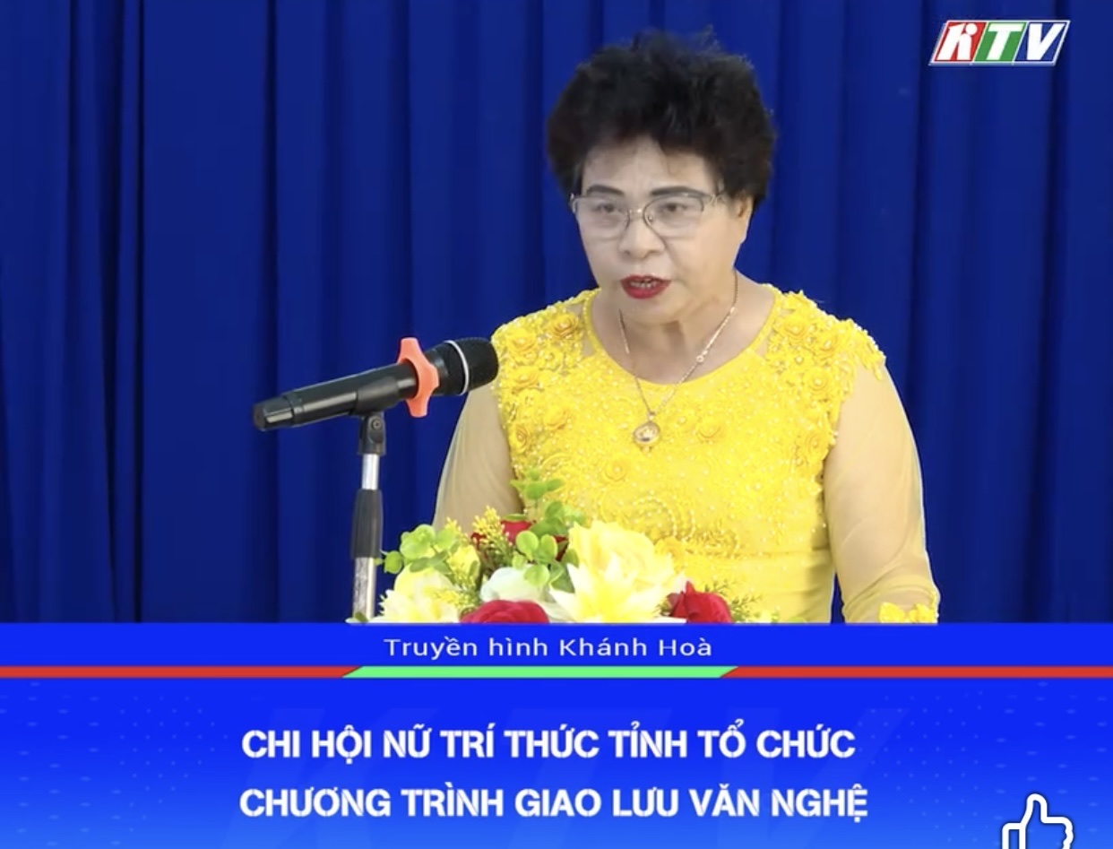 NGƯT.PGS.TS Nguyễn Thị Thúy Hường, Ủy viên Ban Chấp hành Hội Nữ trí thức Việt Nam, Chi hội trưởng Chi hội Nữ trí thức tỉnh Khánh Hòa phát biểu khai mạc chương trình, nhấn mạnh vai trò của nghệ thuật trong kết nối cộng đồng nữ trí thức và lan tỏa những giá trị nhân văn.