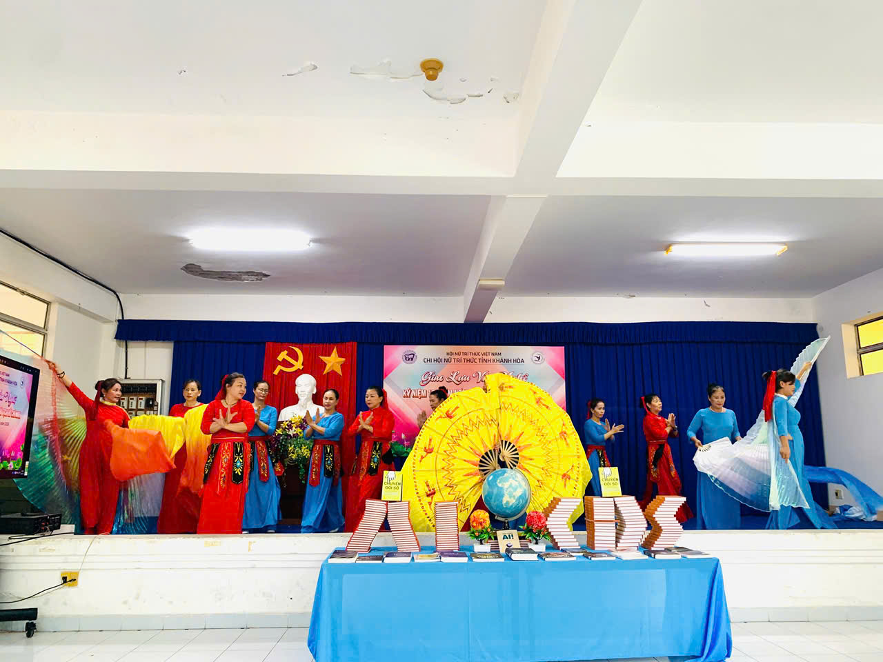 Nữ trí thức tỉnh Khánh Hòa gửi tình yêu quê hương qua tiếng hát