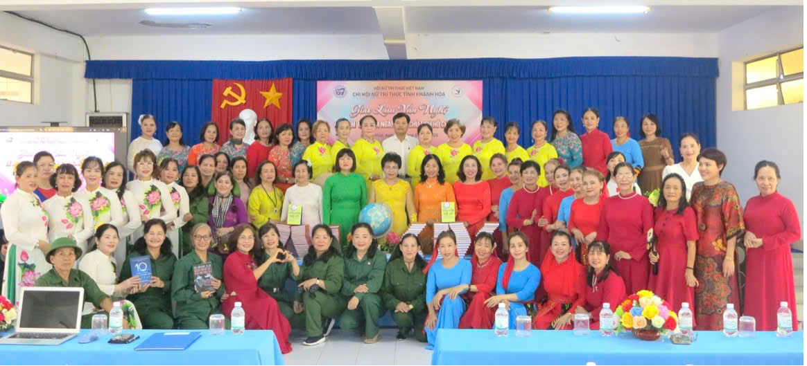 Chương trình giao lưu văn nghệ tại Hội trường Thư viện tỉnh Khánh Hòa với sự tham dự của đông đảo nữ trí thức, nhà khoa học, nhà giáo và các câu lạc bộ văn nghệ trong tỉnh.