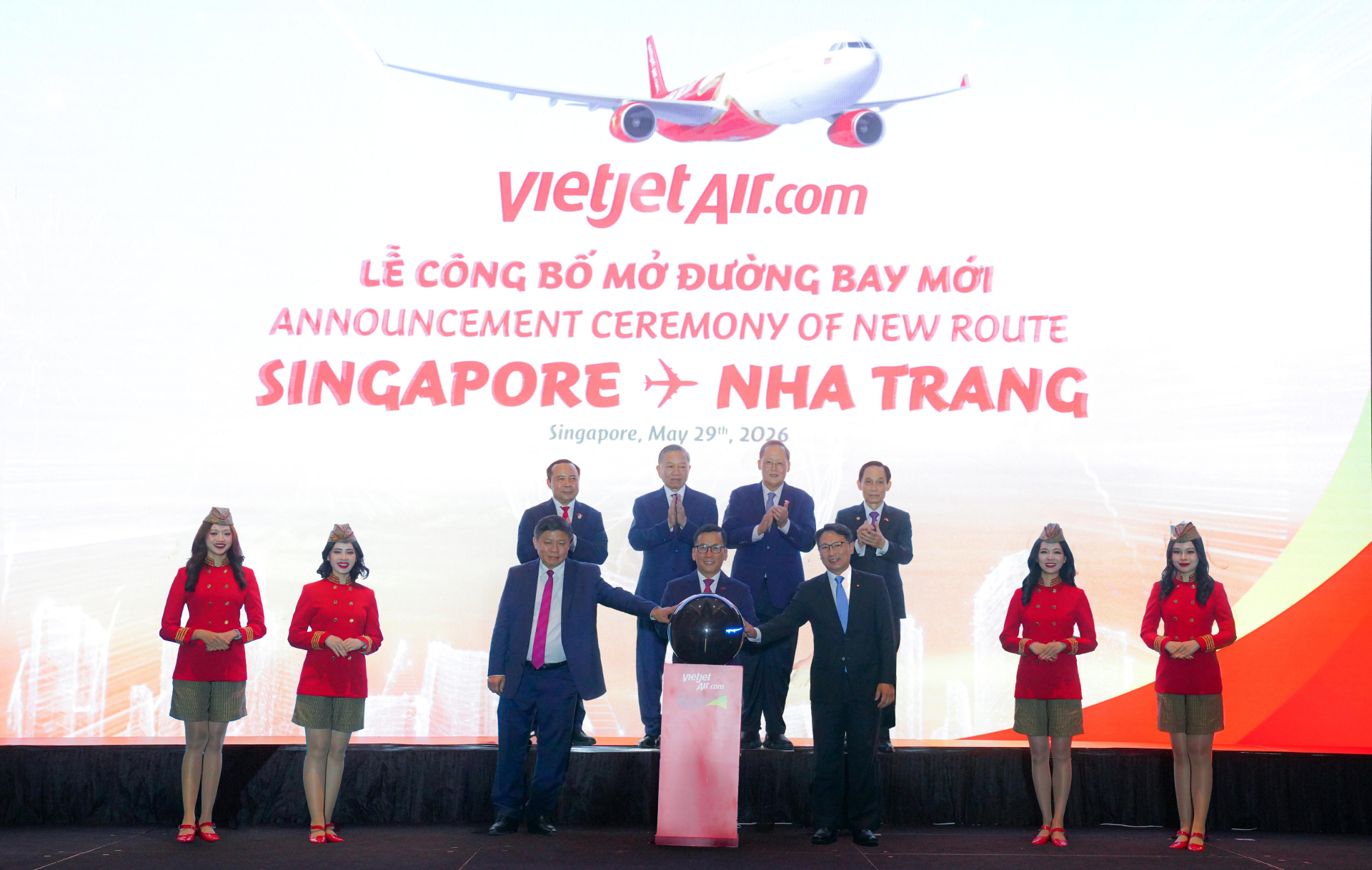Tổng Bí thư, Chủ tịch nước Tô Lâm cùng lãnh đạo cấp cao Việt Nam và Singapore, Vietjet chính thức công bố đường bay thẳng kết nối Nha Trang với Singapore.
