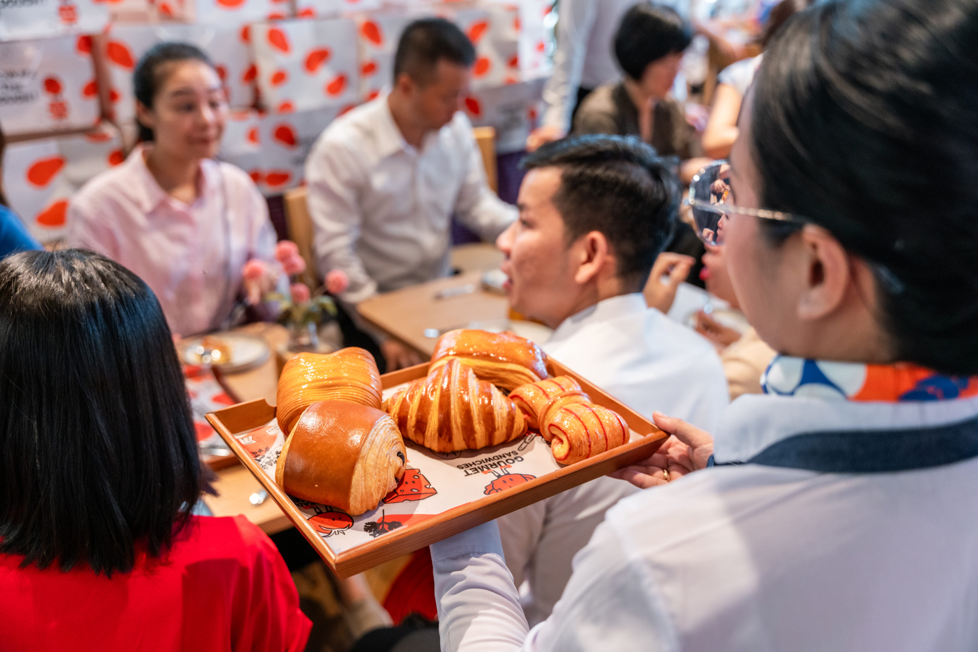 Du khách háo hức trải nghiệm tiệm bánh “chuẩn Pháp” trên đỉnh Bà Nà
