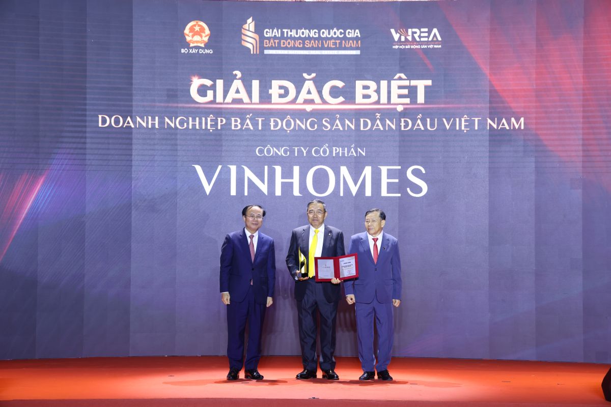 Ông Phạm Thiếu Hoa - Chủ tịch Hội đồng Quản trị Công ty Cổ phần Vinhomes nhận giải đặc biệt - Doanh nghiệp bất động sản dẫn đầu Việt Nam.