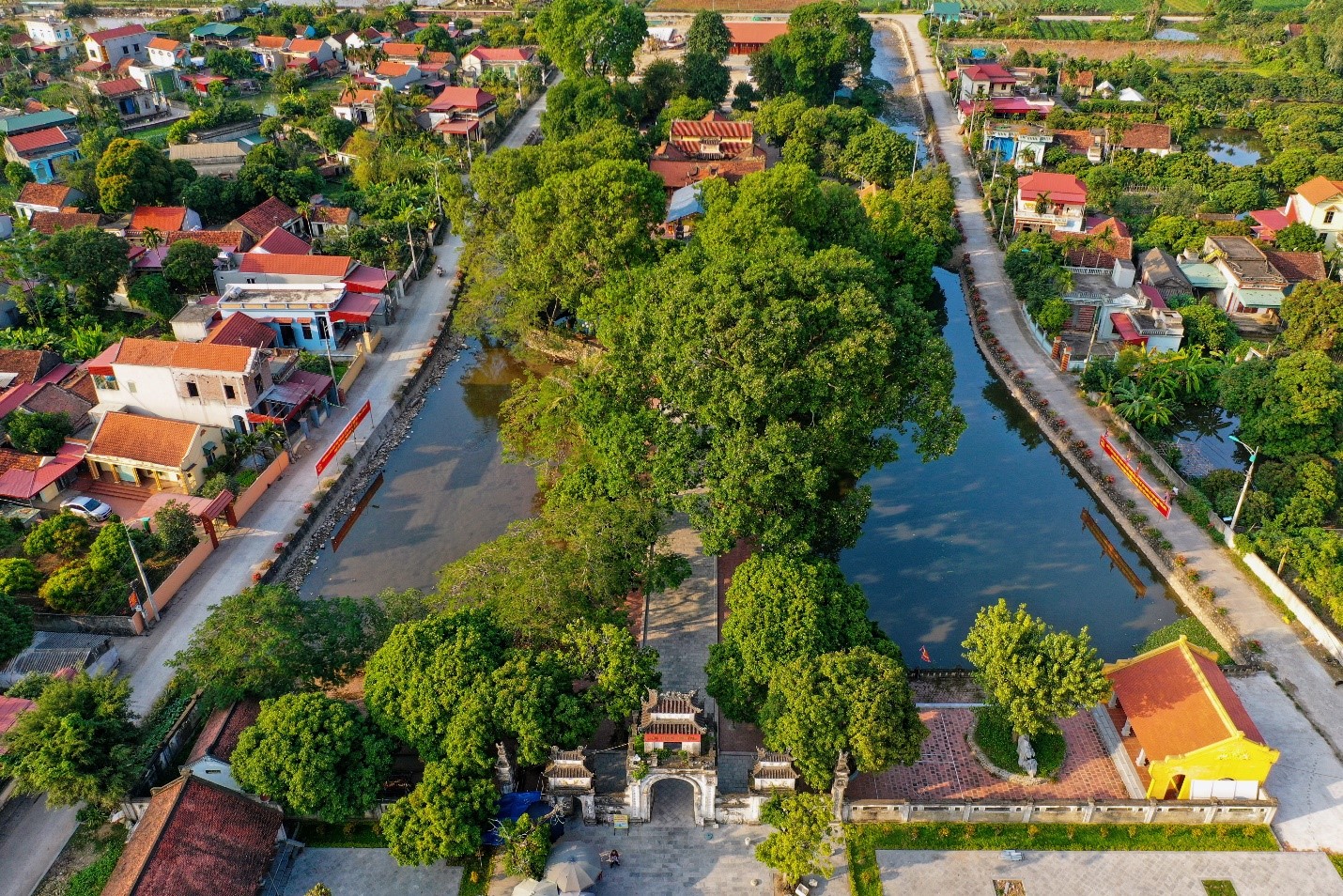Mê mẩn trước vẻ đẹp cổ kính, linh thiêng của đền Trần Thương.