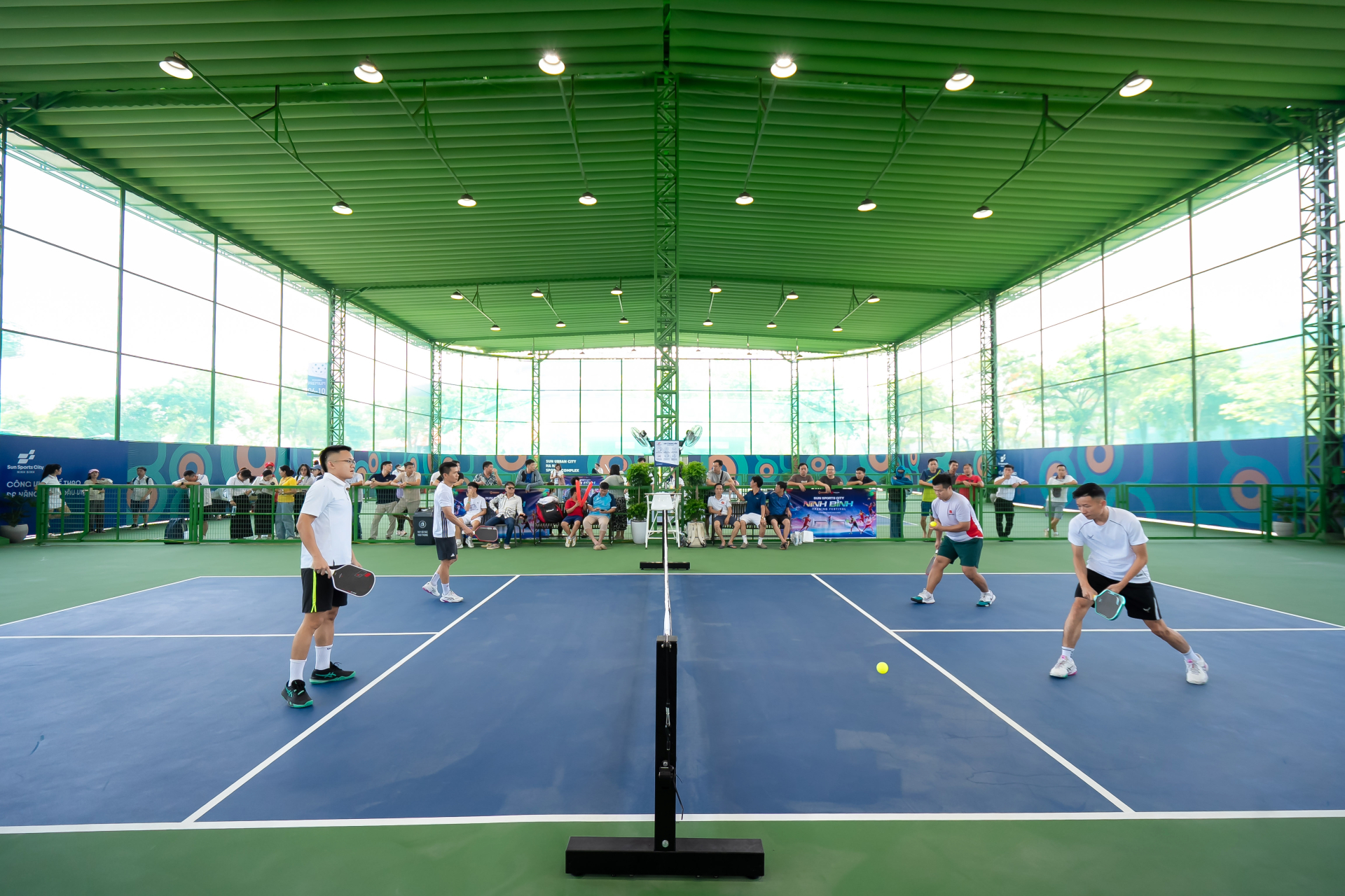 Sun Sports City Ninh Bình nổi bật với cụm 41 sân pickleball có mái che, cho phép việc tập luyện không bị gián đoạn bởi thời tiết.
