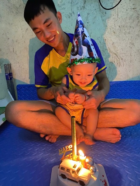 Anh Nguyễn Văn Châm hạnh phúc khi con trai ngày một lớn khôn.