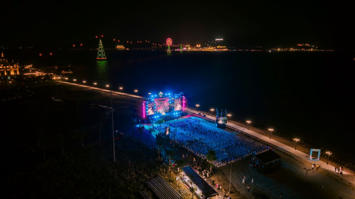 “Symphony of the Pearl Bay” thắp sáng cung đường ven biển, thu hút hàng nghìn cư dân, du khách tham dự.