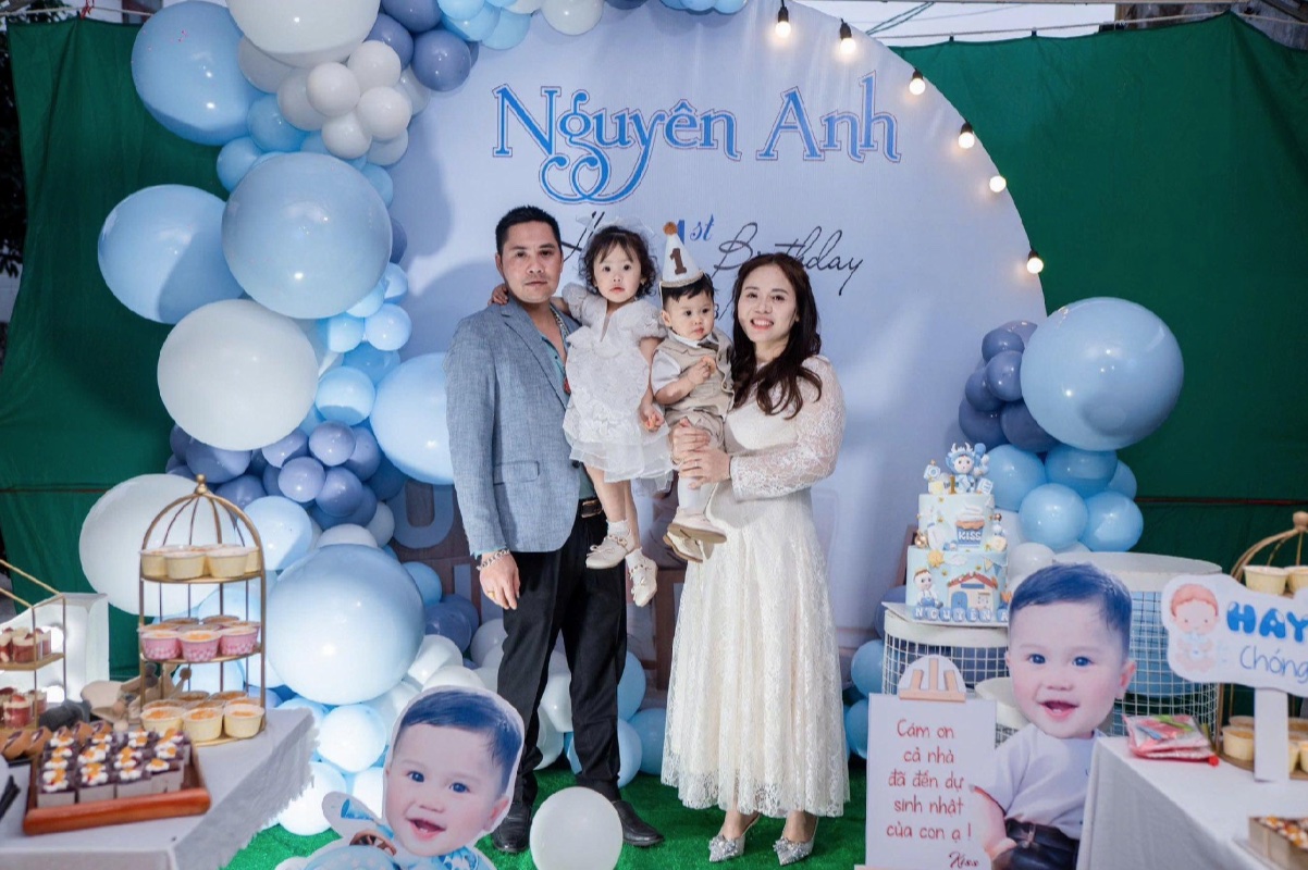 Hạnh phúc nhân đôi của anh Huynh, chị Vịnh khi đón 2 bé chào đời.
