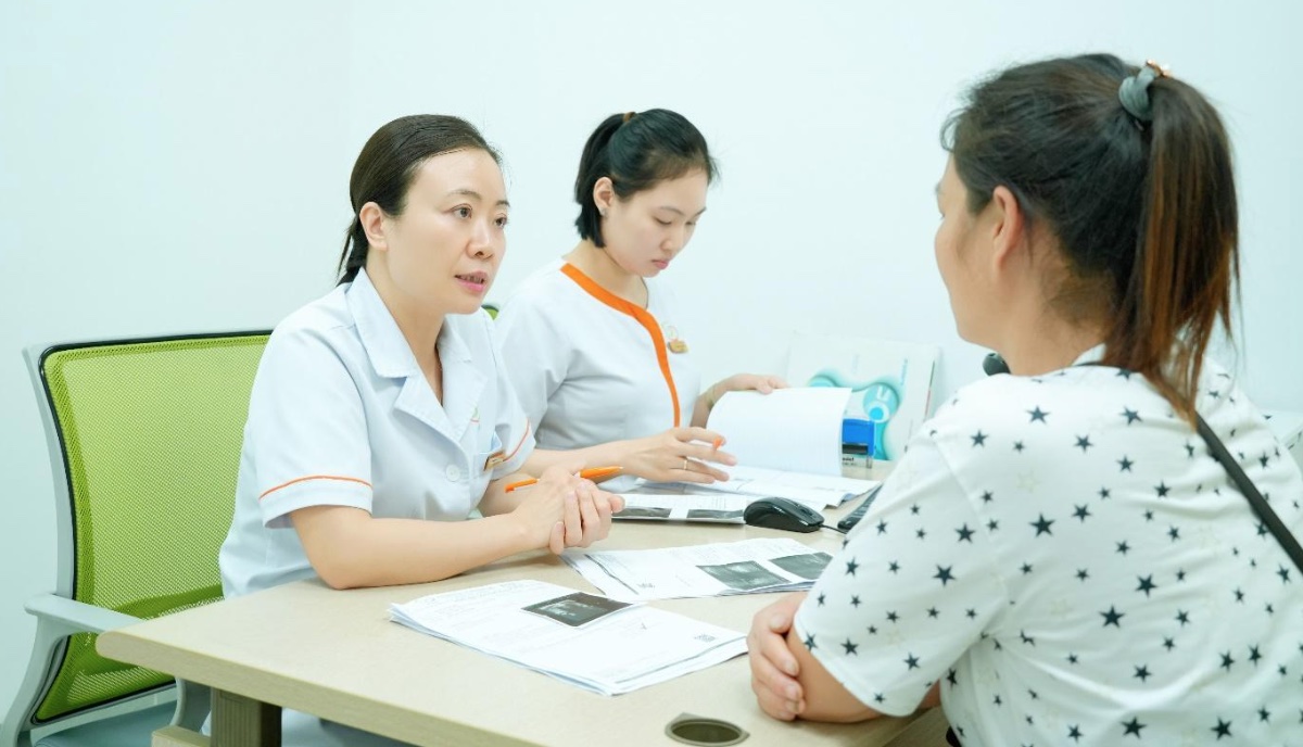 ThS.BS Lê Thị Thu Hiền tư vấn cho cặp vợ chồng thăm khám, thực hiện IVF.