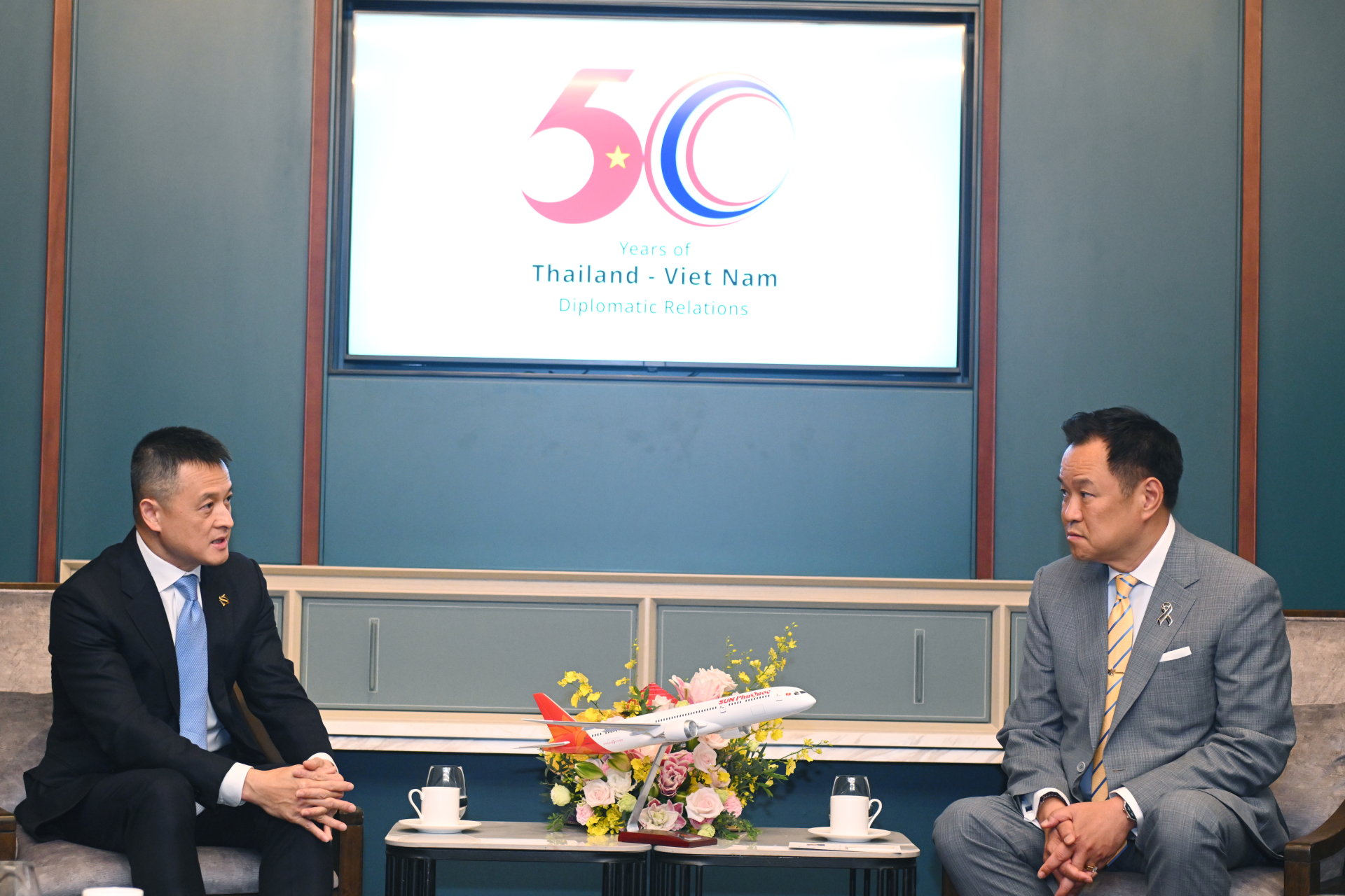 Thủ tướng Thái Lan Anutin Charnvirakul tại buổi gặp gỡ với lãnh đạo Tập đoàn Sun Group.