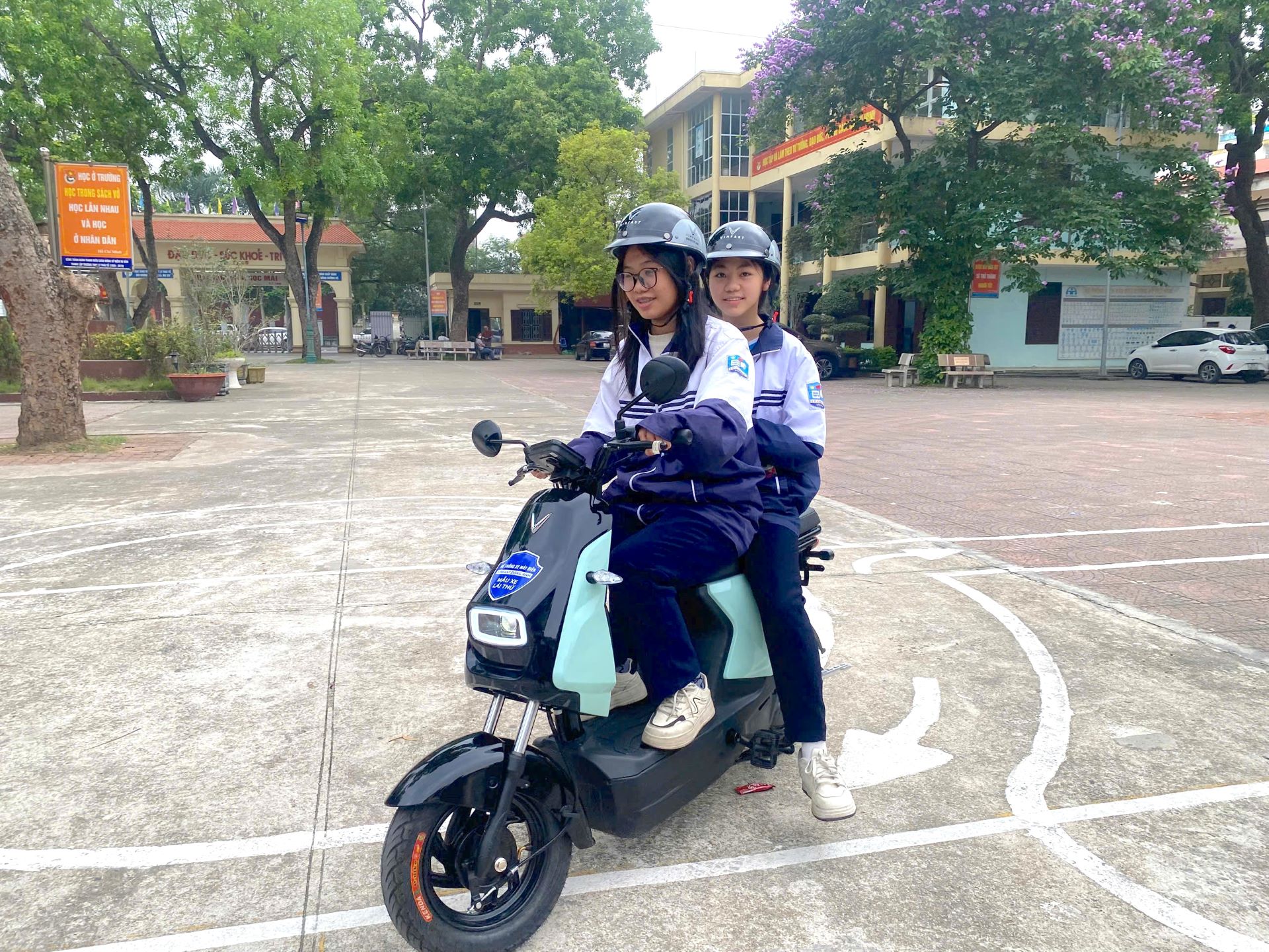 Quà mùa hè cho học sinh gọi tên VinFast Amio: Nhỏ gọn, dễ lái, không cần bằng