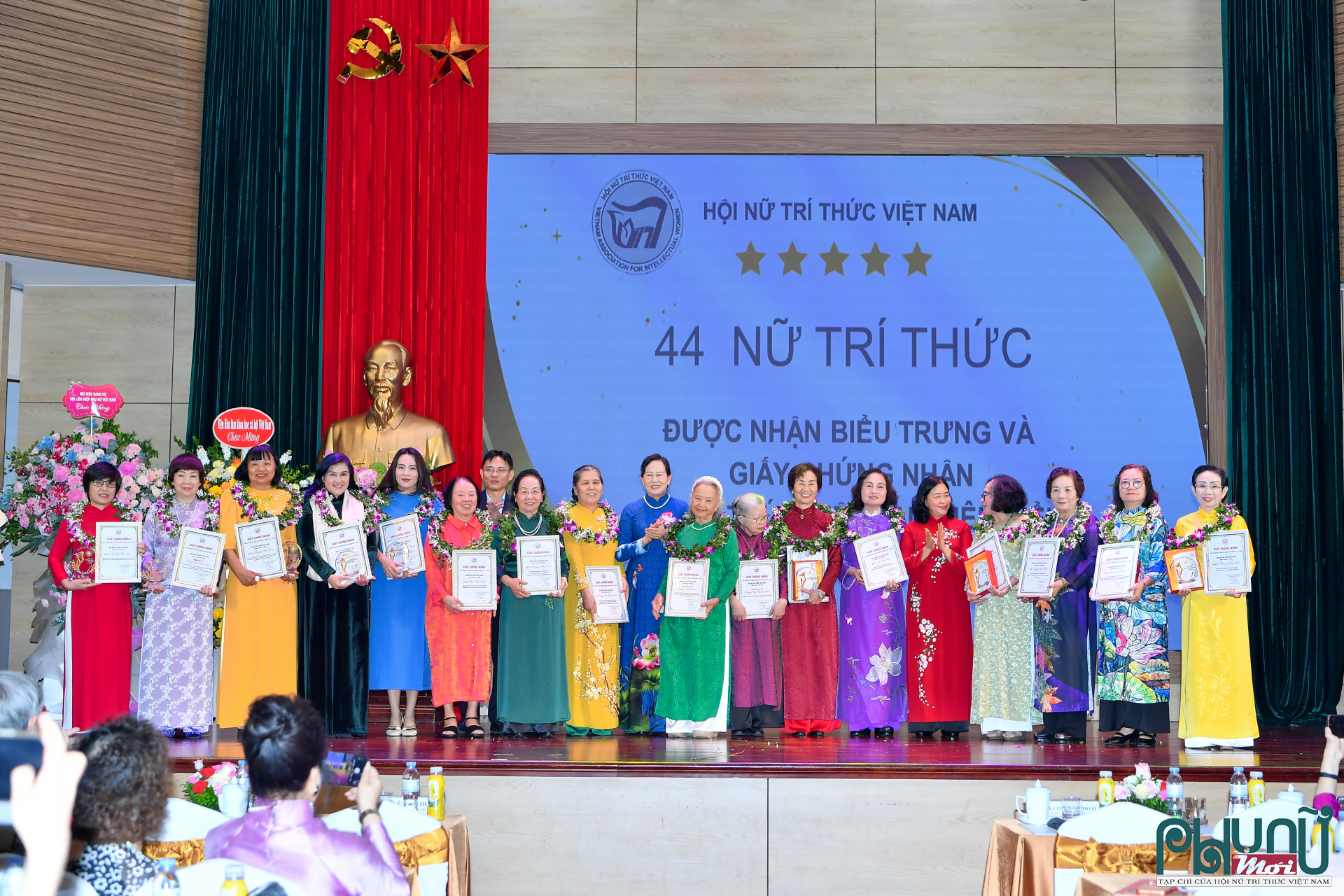 GS.TS Vũ Thị Thu Hà (ngoài cùng bên trái) là 1 trong 43 nữ trí thức tiêu biểu được tôn vinh tại Lễ Tôn vinh và Biểu dương Nữ trí thức tiêu biểu năm 2026.