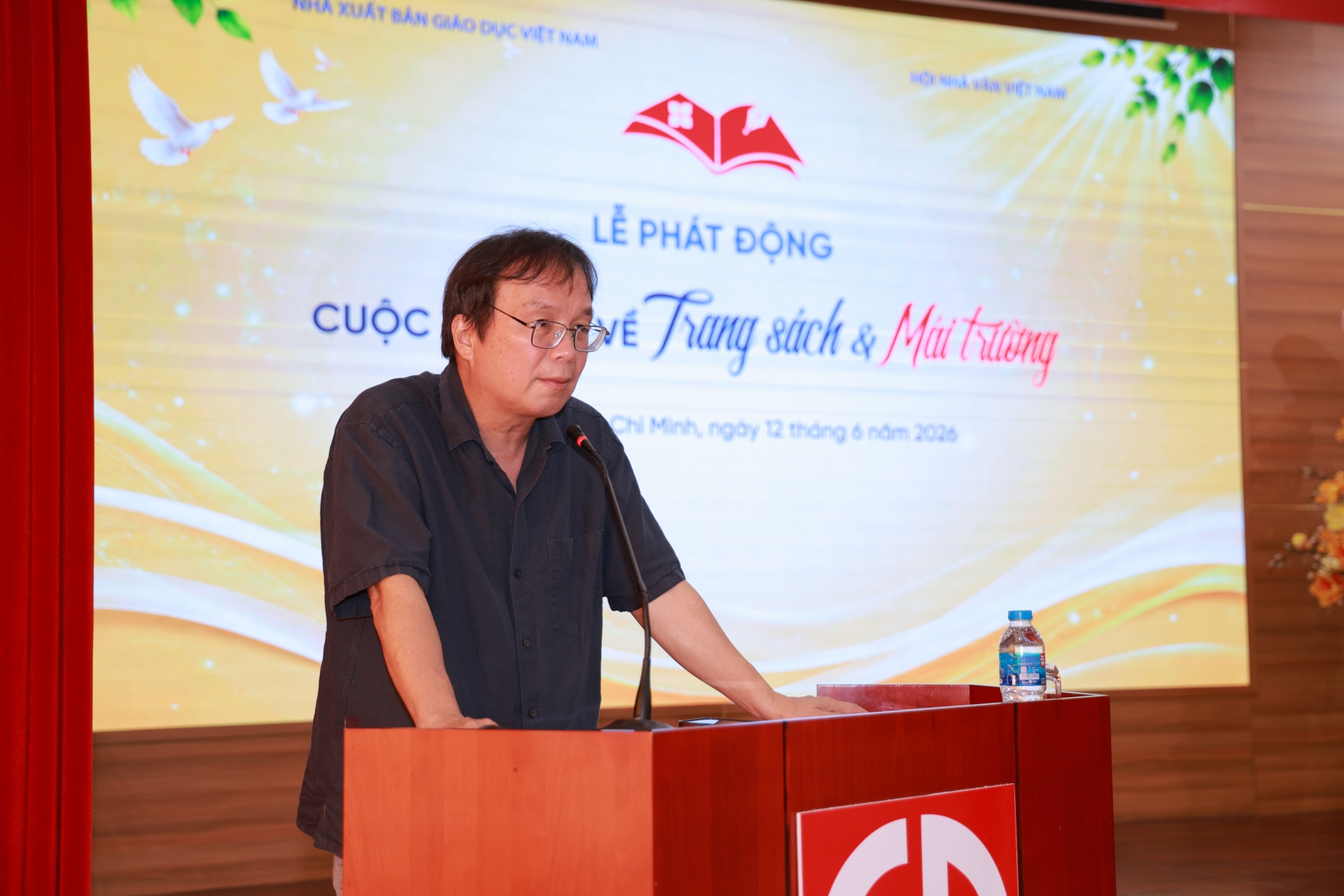 Nhà thơ Nguyễn Tiến Thanh, Chủ tịch Hội đồng Thành viên, Tổng Giám đốc Nhà xuất bản Giáo dục Việt Nam phát biểu tại buổi lễ.