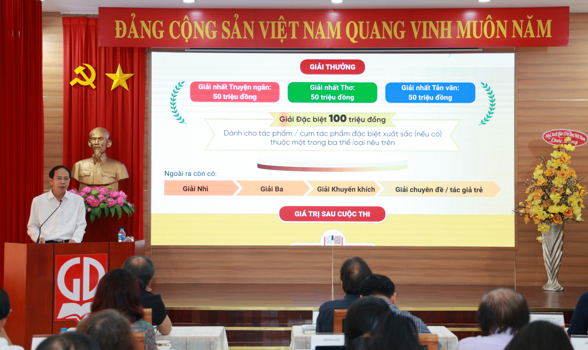 PGS, TS Nguyễn Văn Tùng - Thành viên Hội đồng thành viên NXBGDVN phổ biến thể lệ cuộc thi.
