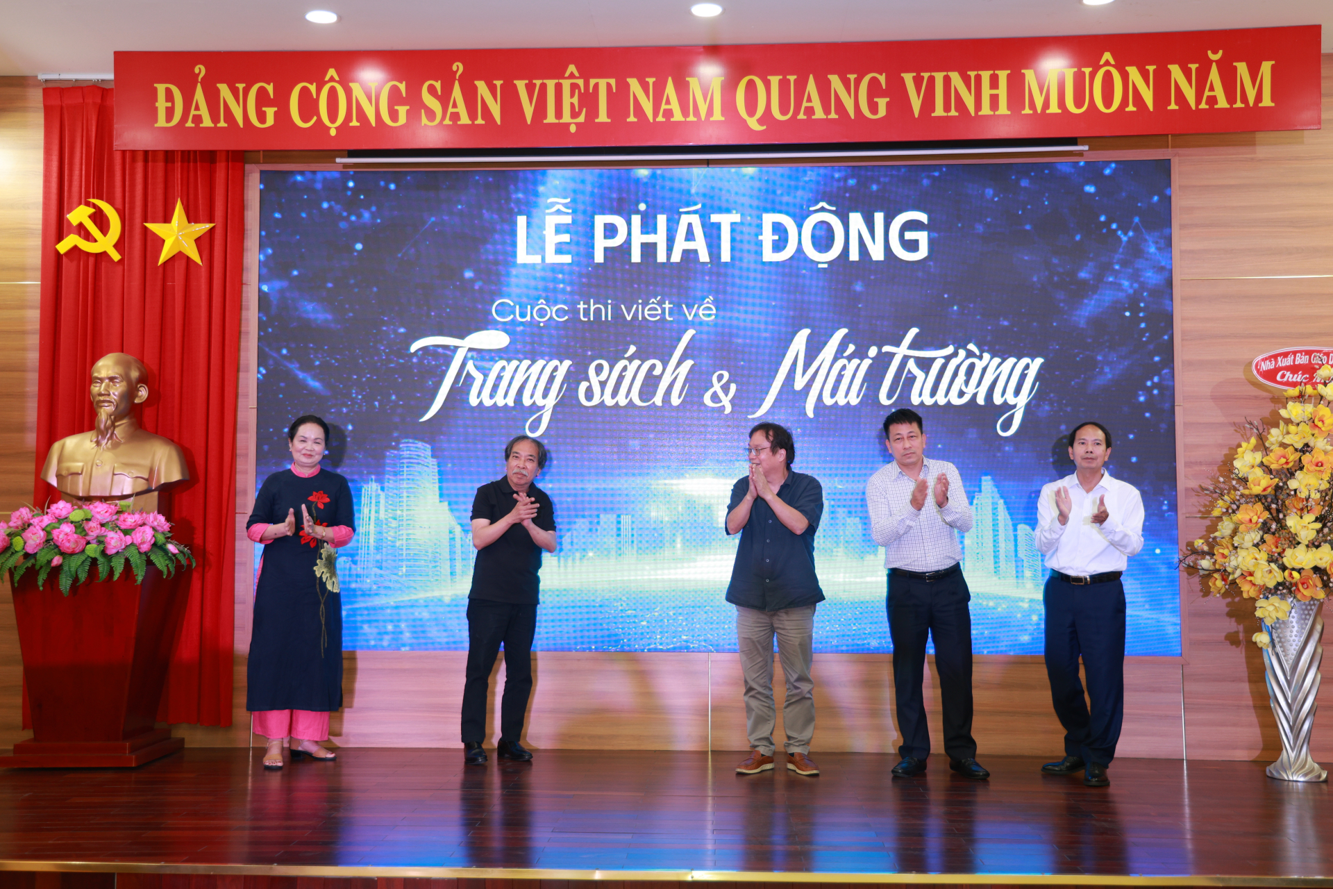 Các vị đại biểu thực hiện nghi thức phát động cuộc thi.