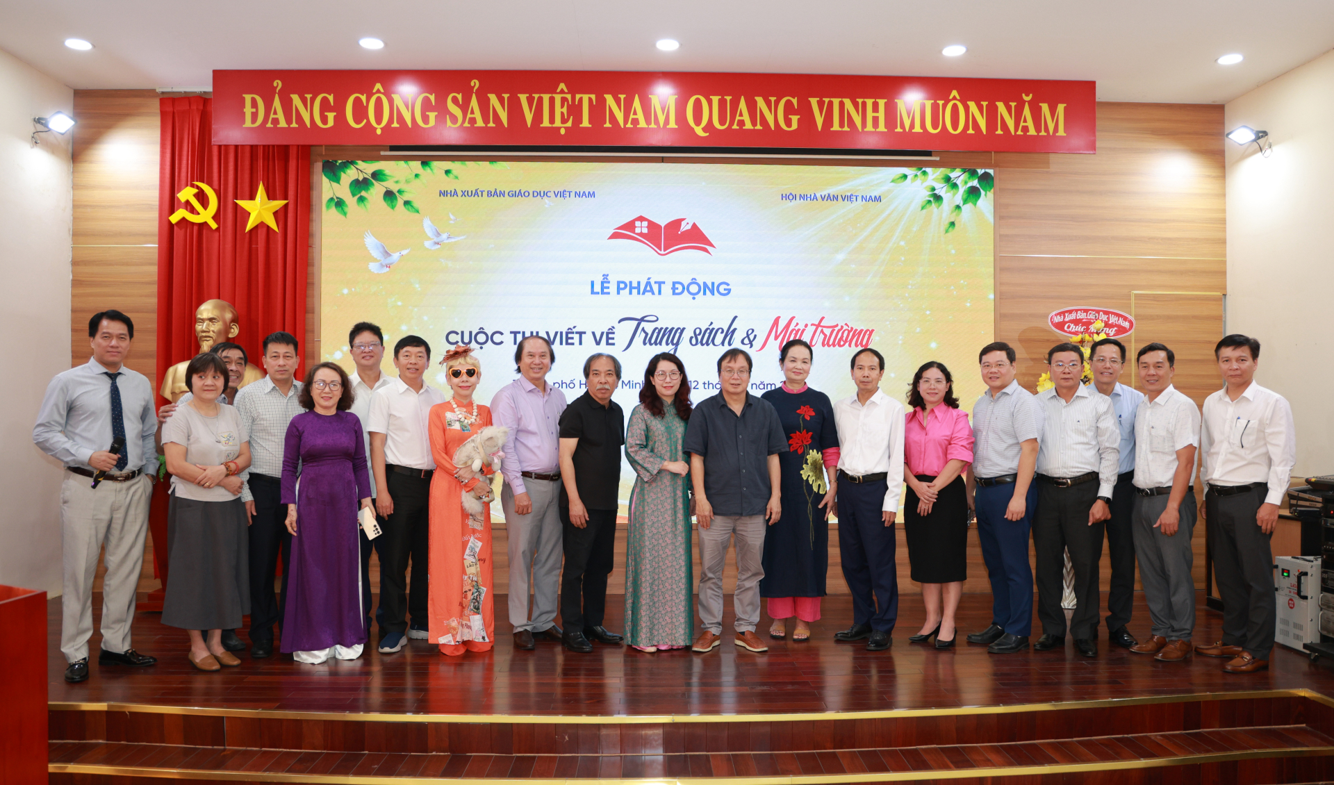 Các vị đại biểu chụp hình lưu niệm.