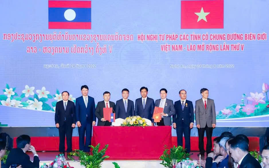 Lãnh đạo Bộ Tư pháp Việt Nam và Bộ Tư pháp Lào ký kết tại Hội nghị Tư pháp các tỉnh có chung đường biên giới Việt Nam - Lào lần V năm 2022. Thứ trưởng Nguyễn Thanh Tịnh đứng thứ 2 từ trái qua.