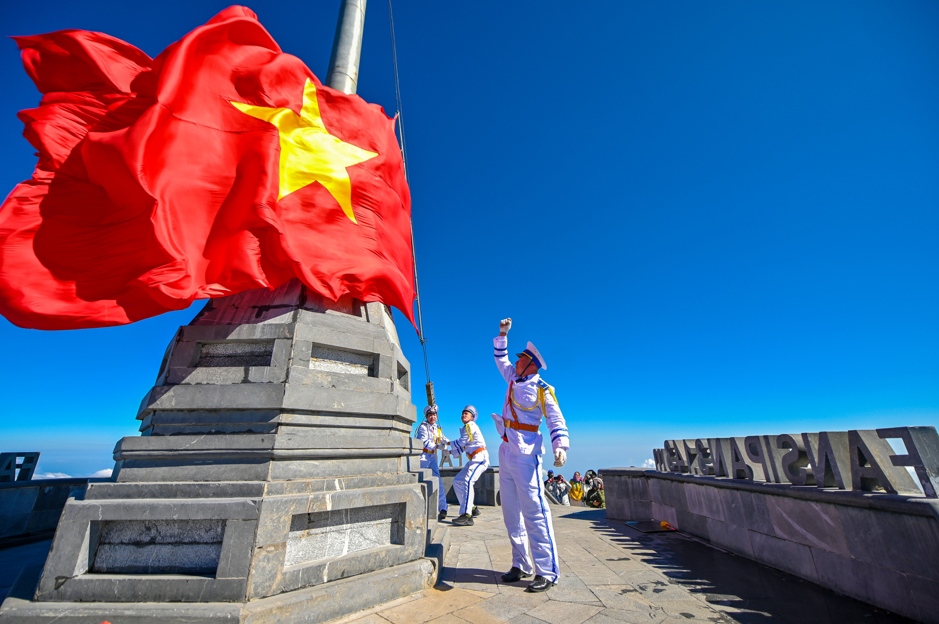 Nghi thức thượng cờ trên đỉnh Fansipan.
