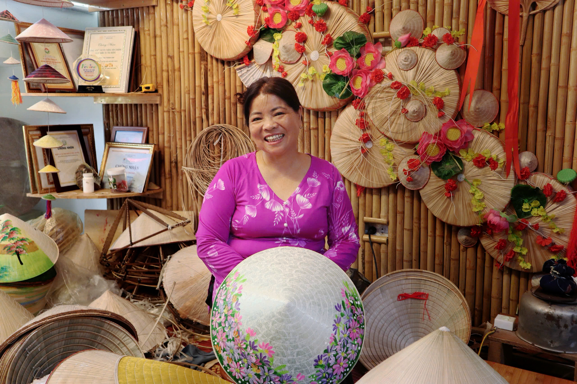 Nghệ nhân Tạ Thu Hương, người dành hơn nửa thế kỷ gìn giữ và phát triển nghề làm nón lá ở làng Chuông. Ảnh: Mai Linh
