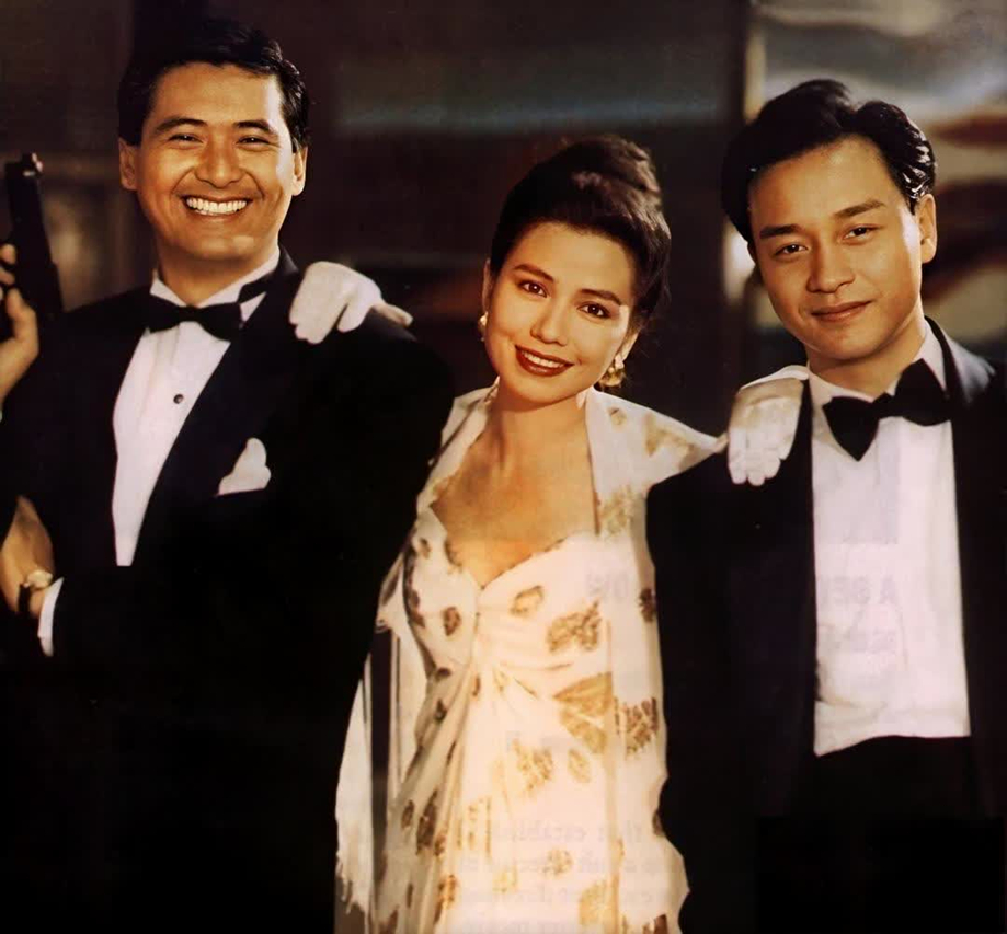 Bộ ba A Hải, A Chiêm và Hồng Đậu trong một phân cảnh tiêu biểu của Tung hoành tứ hải. Sự kết hợp giữa Châu Nhuận Phát, Trương Quốc Vinh và Chung Sở Hồng được xem là một trong những “tam giác ngôi sao” đáng nhớ nhất của điện ảnh Hồng Kông đầu thập niên 1990.