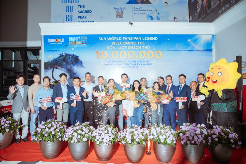 Ba vị khách may mắn đã được vinh danh tại Ga đi cáp treo Fansipan trước sự chứng kiến của đại diện chính quyền địa phương, Hiệp hội Du lịch tỉnh Lào Cai, Sun World Fansipan Legend và đông đảo du khách.