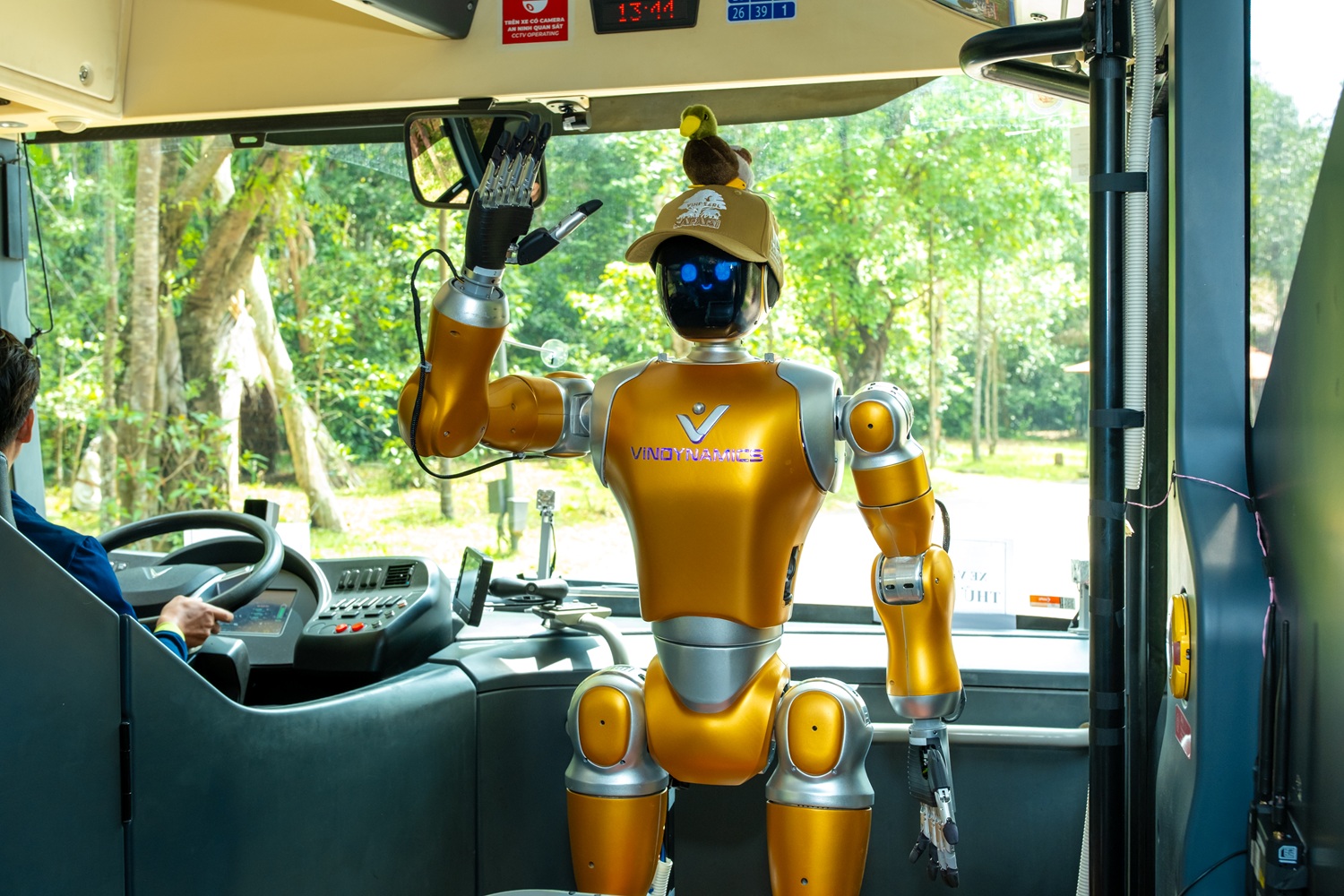 Robot hình người Dyno đang trực tiếp thuyết minh một cách hóm hỉnh về các loài động vật.