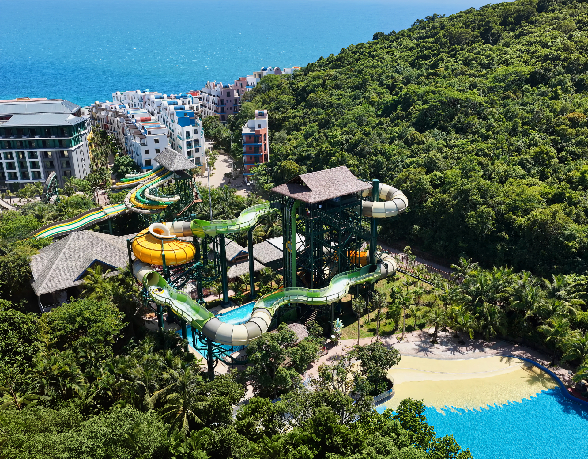 Việc bổ sung làn trượt Lốc Xoáy Nhiệt Đới đưa Sun World Hon Thom đón đầu xu hướng phát triển của ngành vui chơi giải trí quốc tế.