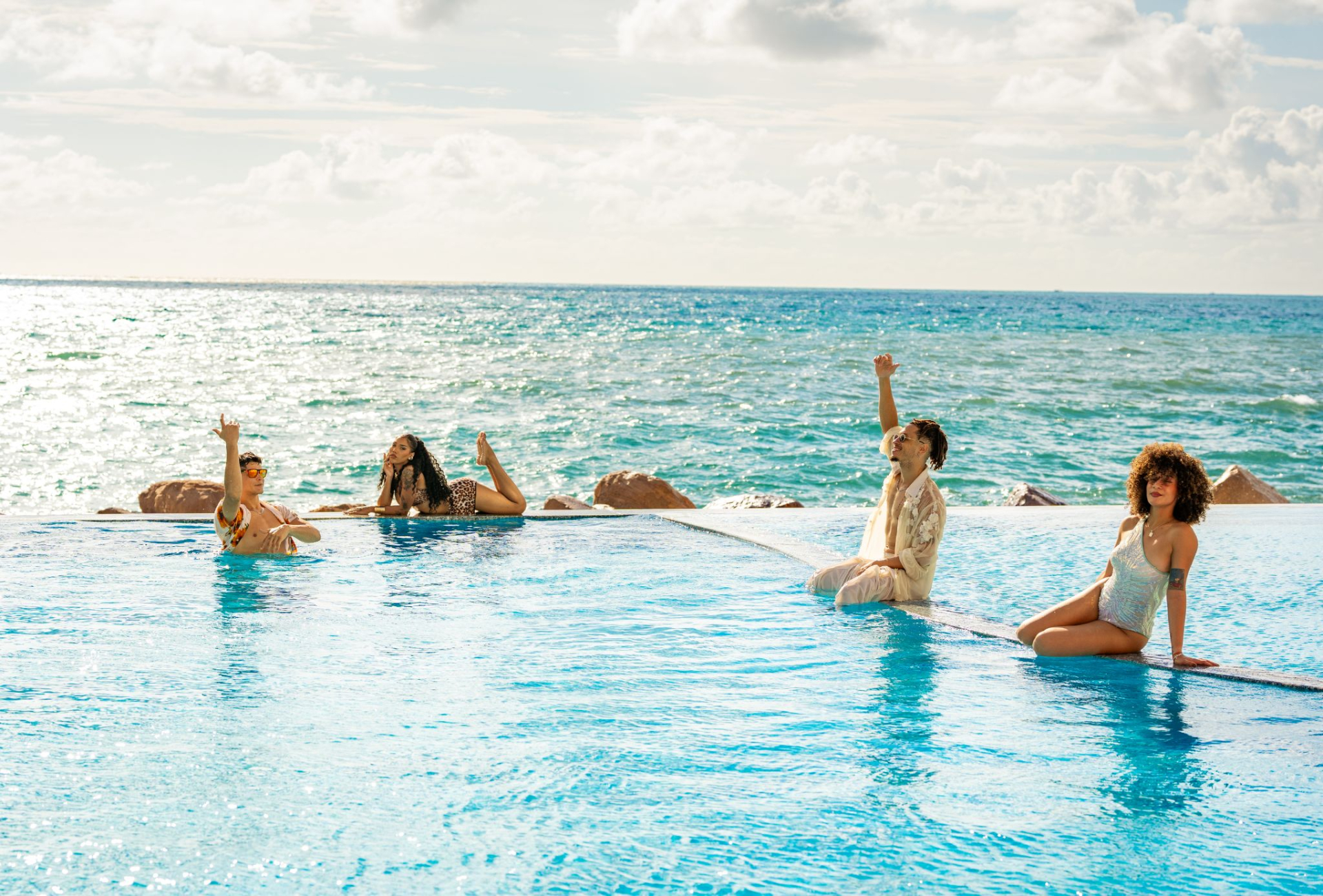 Santo Beach Club mang đến cho du khách những giờ thư giãn, trải nghiệm “đặc sản” hoàng hôn của Phú Quốc theo cách rất riêng.