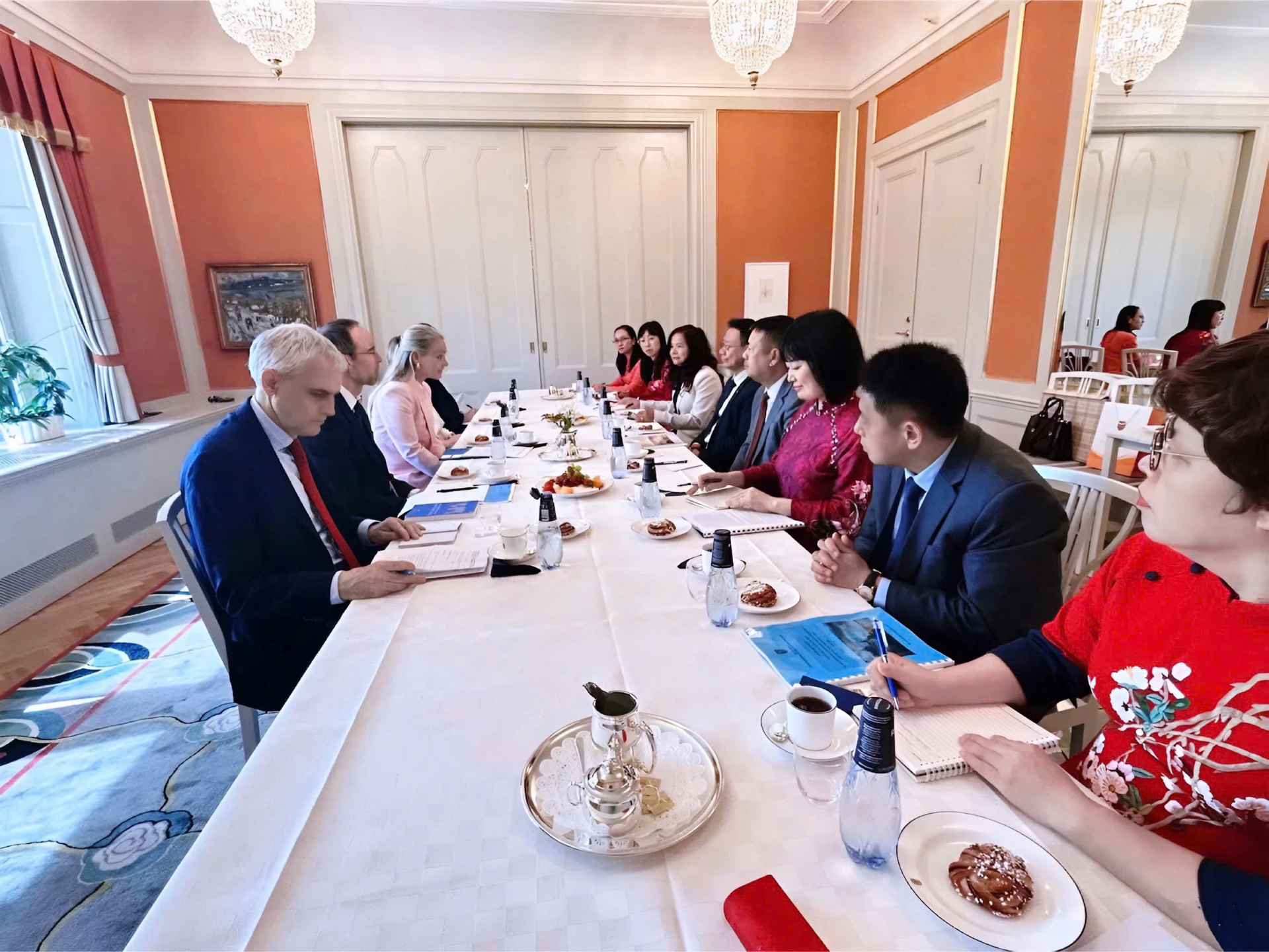 Đoàn công tác làm việc tại Bộ Tư pháp Thụy Điển.