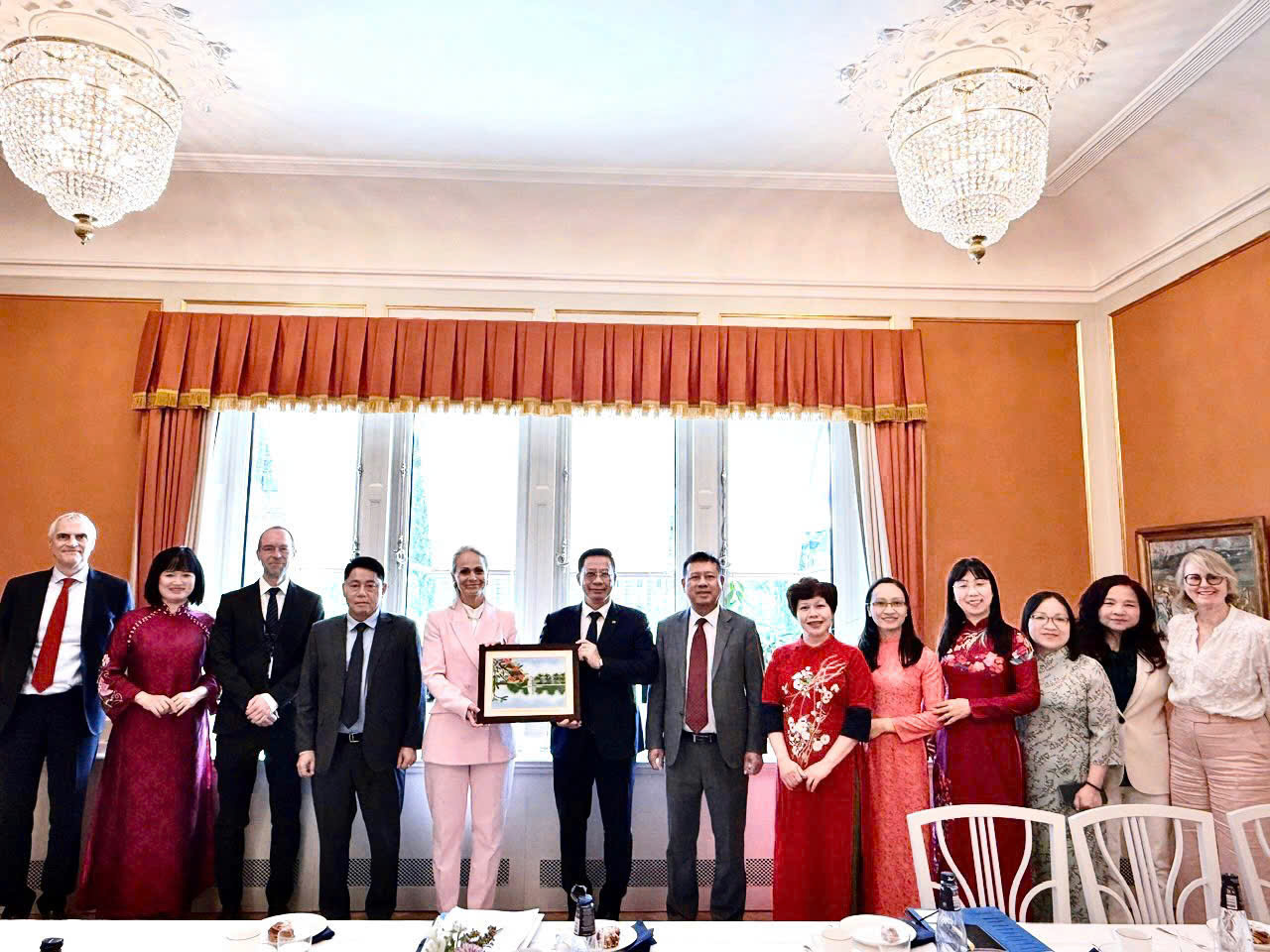 Đoàn công tác chụp ảnh lưu niệm tại Bộ Tư pháp Thụy Điển.