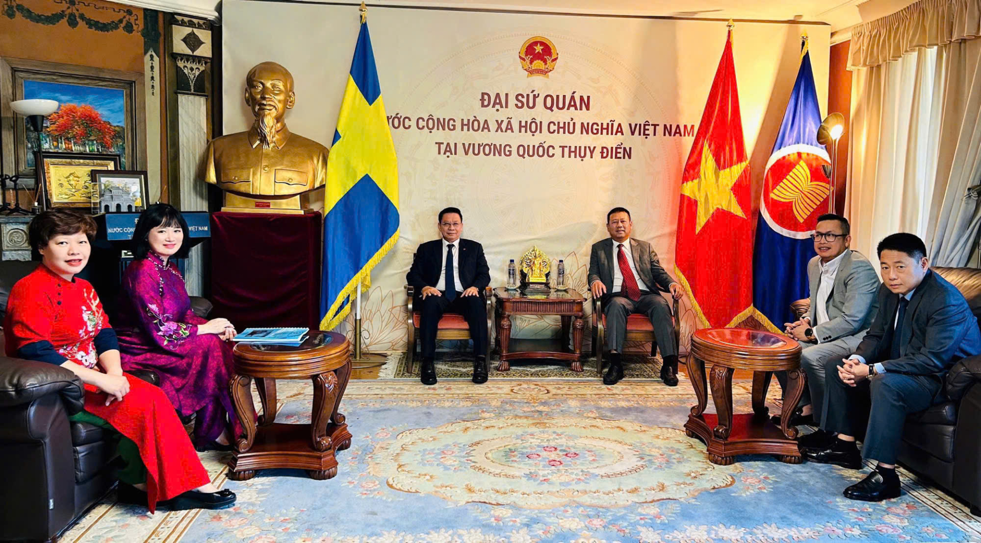 Đoàn công tác làm việc tại Đại sứ quán Việt Nam tại Thụy Điển.