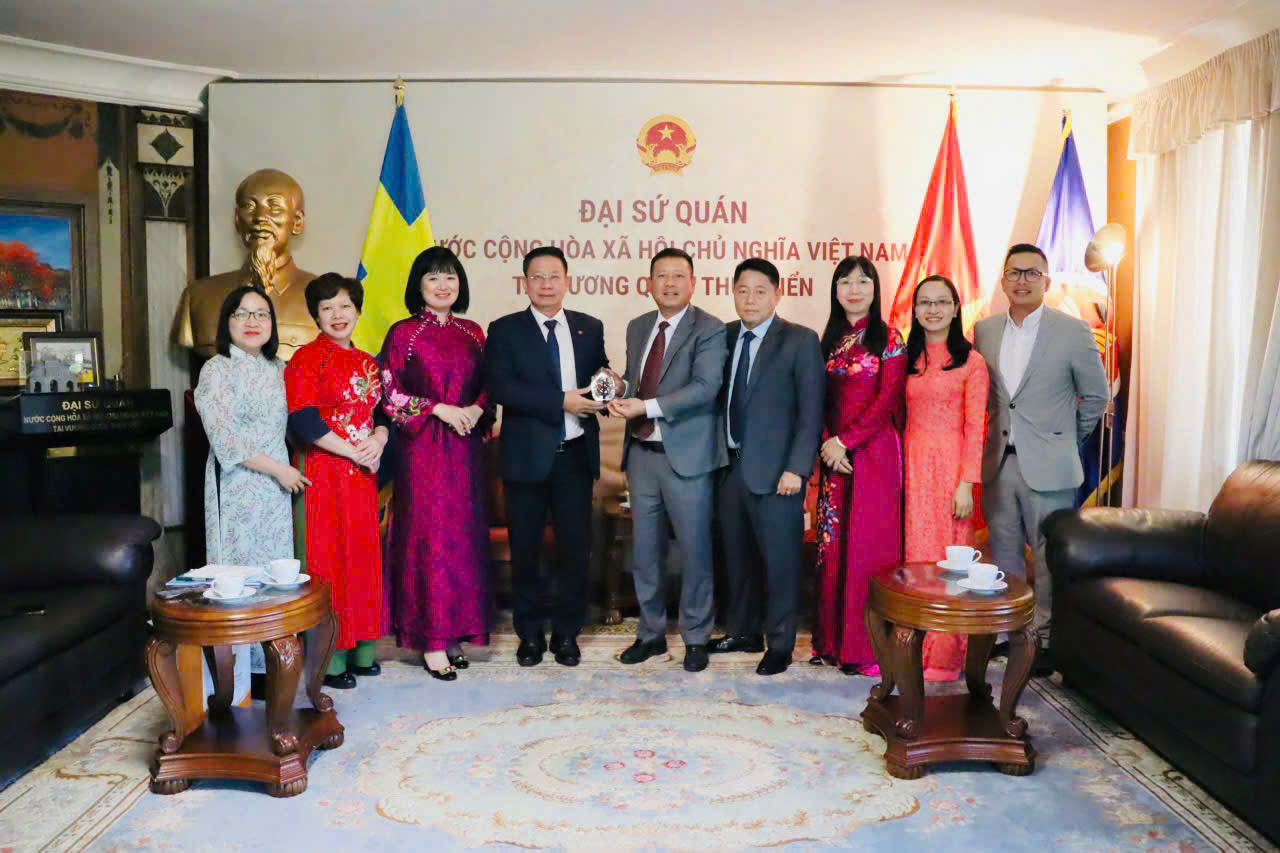 Đoàn công tác chụp ảnh lưu niệm tại Đại sứ quán Việt Nam tại Thụy Điển.