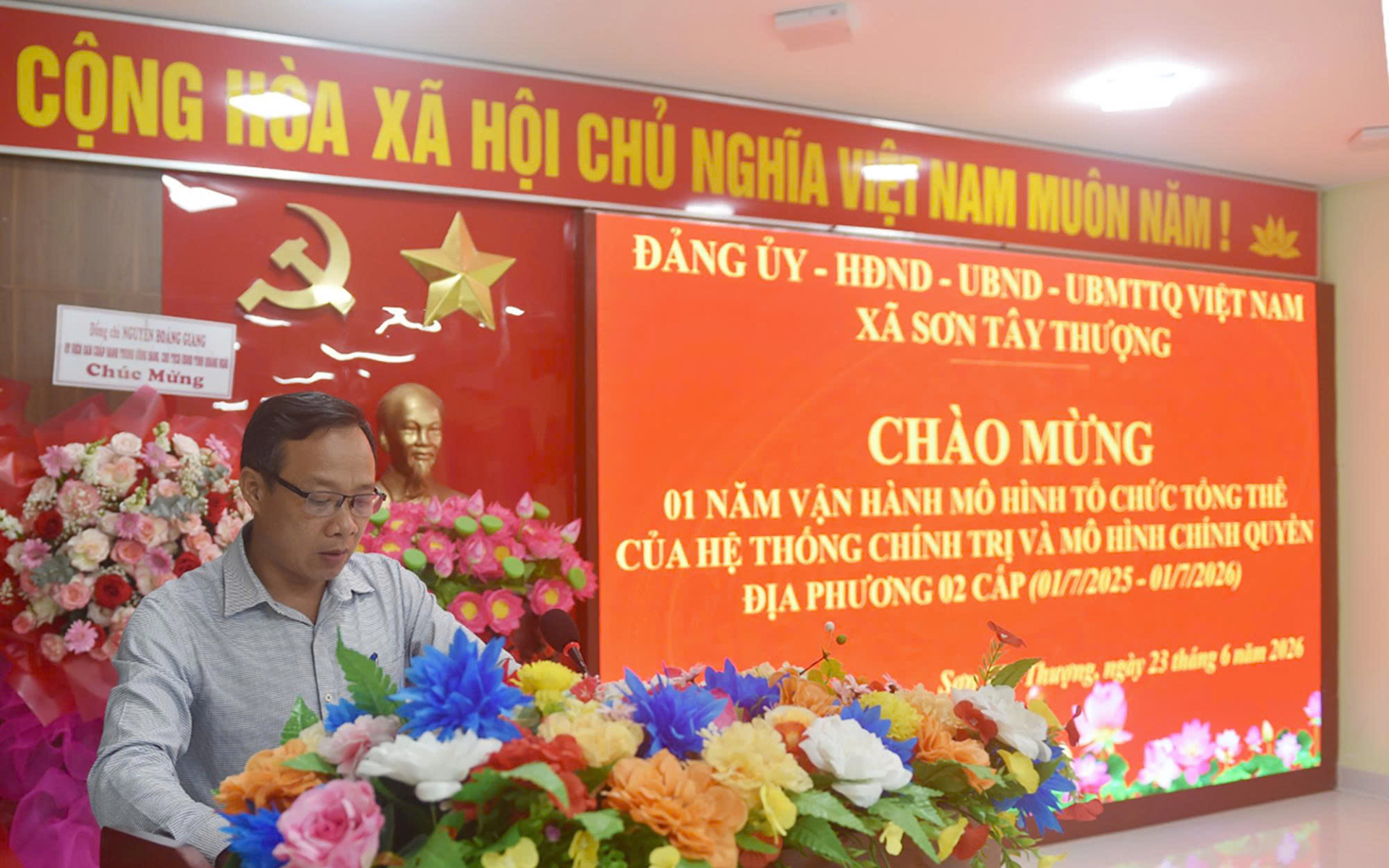 Ông Phạm Hồng Khuyến, Chủ tịch UBND xã Sơn Tây Thượng phát biểu tại buổi lễ.