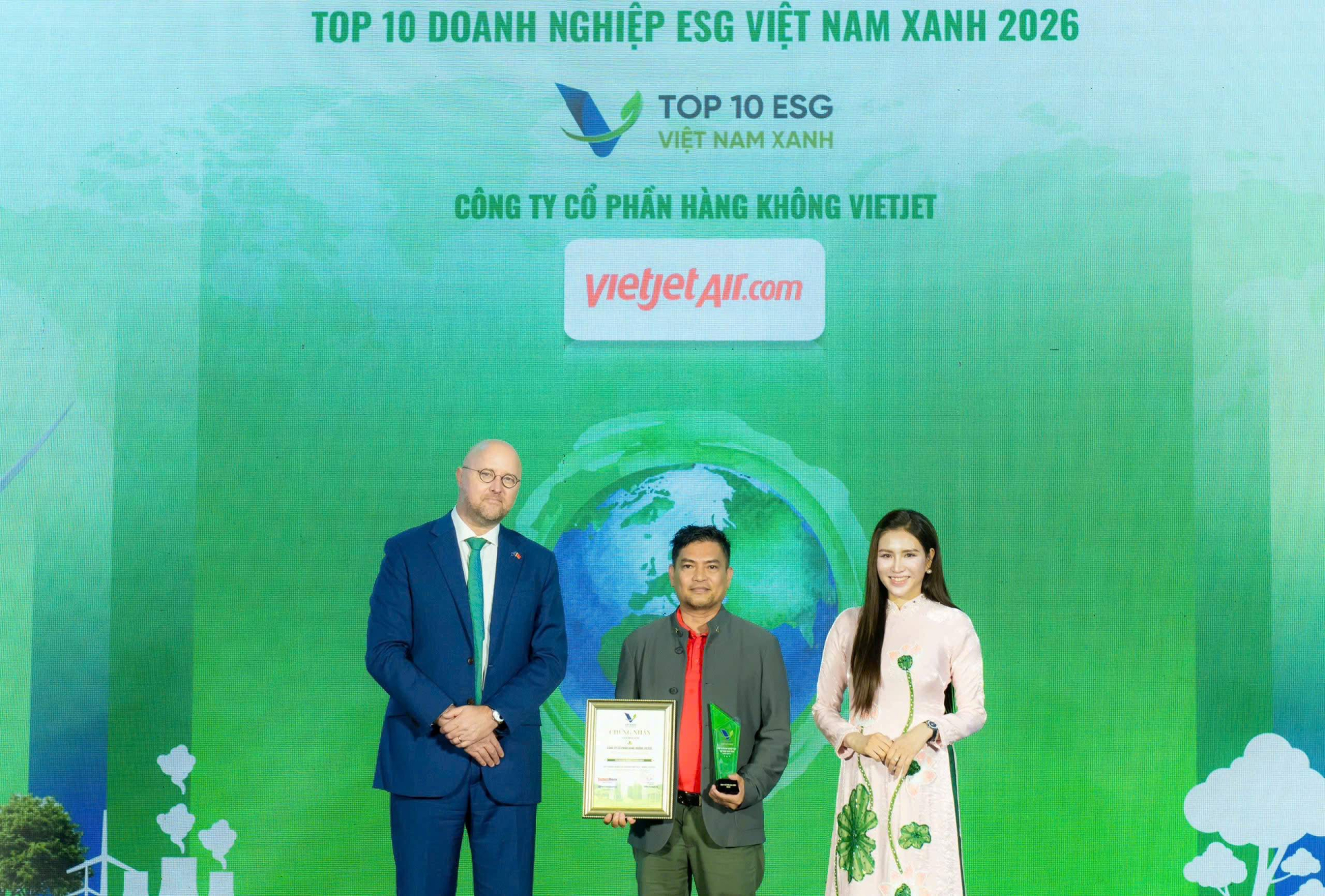 Vietjet nhận cùng lúc hai danh hiệu về phát triển bền vững ESG