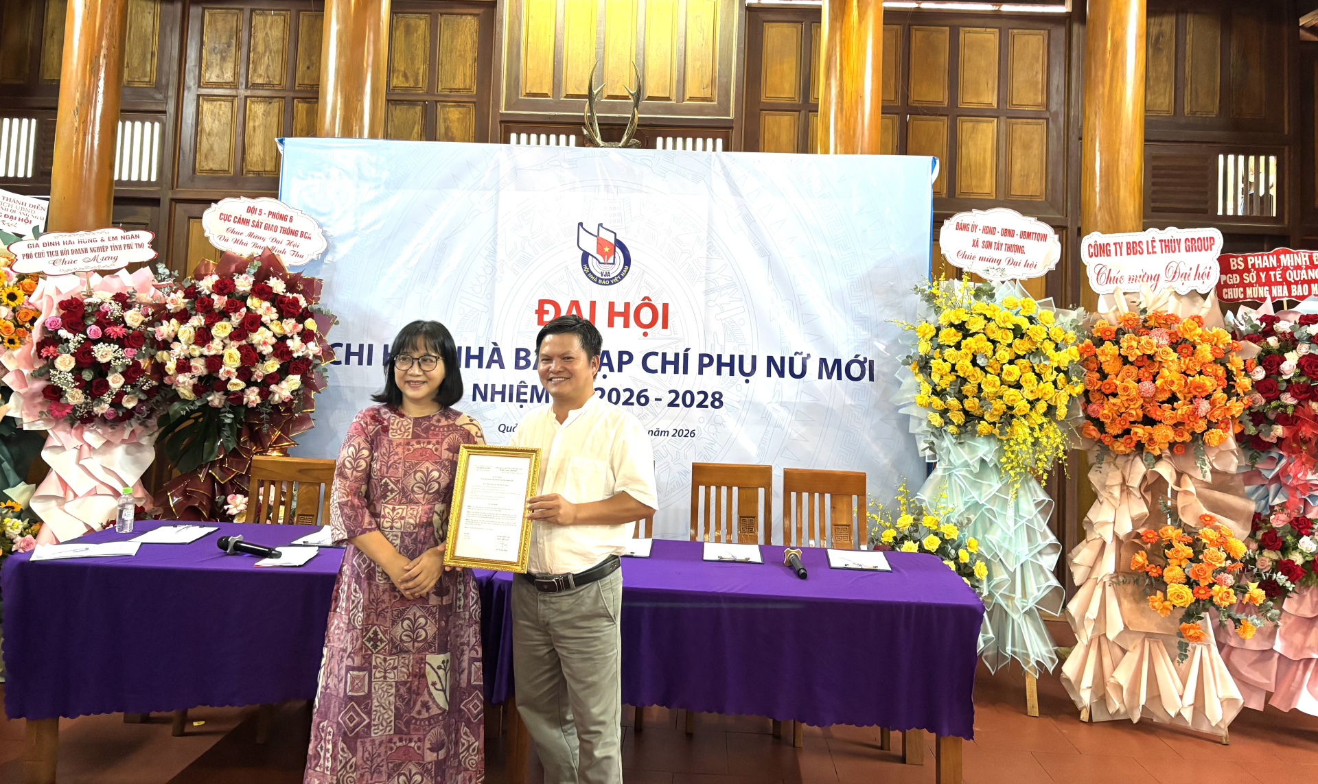 Tổng Biên tập Tạp chí Phụ nữ Mới Chu Thị Thu Hằng trao quyết định phóng viên thường trú tại tỉnh Quảng Ngãi cho nhà báo Nguyễn Văn Minh (bút danh Minh Thu).