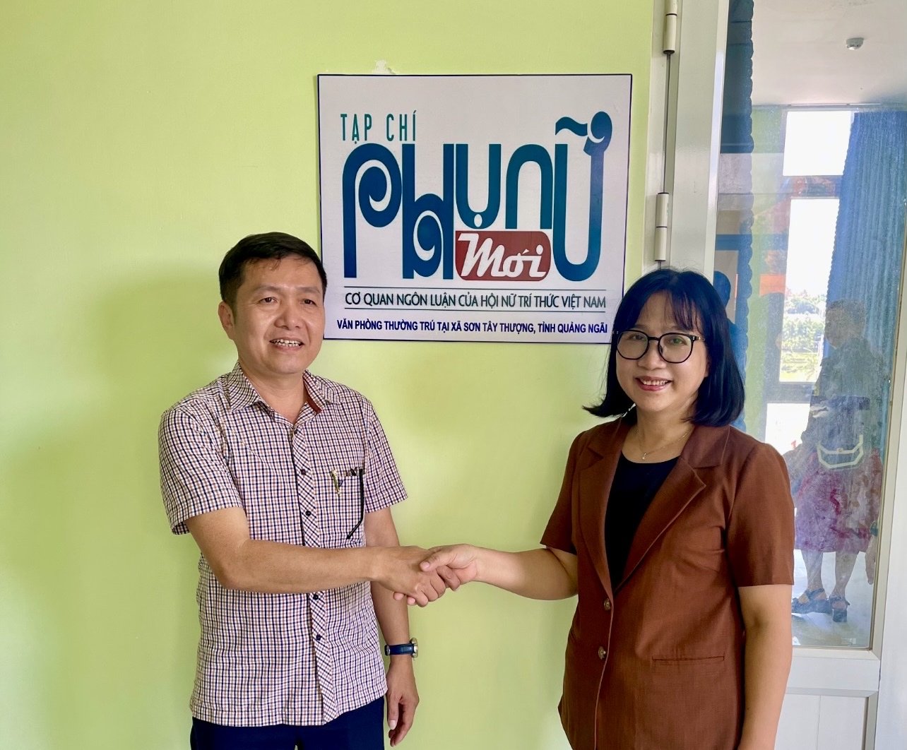 Nhà báo Chu Thị Thu Hằng - Tổng Biên tập Tạp chí Phụ nữ Mới và ông Nguyễn Quyết Chiến - Phó chủ tịch xã Sơn Tây Thượng - khai chương phòng làm việc của Tạp chí tại trụ sở UBND xã.