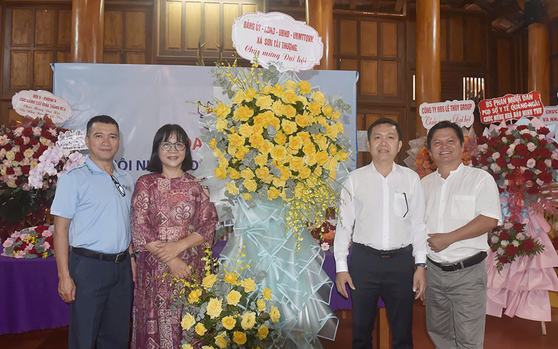 Ông Nguyễn Quyết Chiến, Phó Chủ tịch xã Sơn Tây Thượng tặng hoa chúc mừng Đại hội Chi hội Nhà báo Tạp chí Phụ nữ Mới nhiệm kỳ 2026-2028.