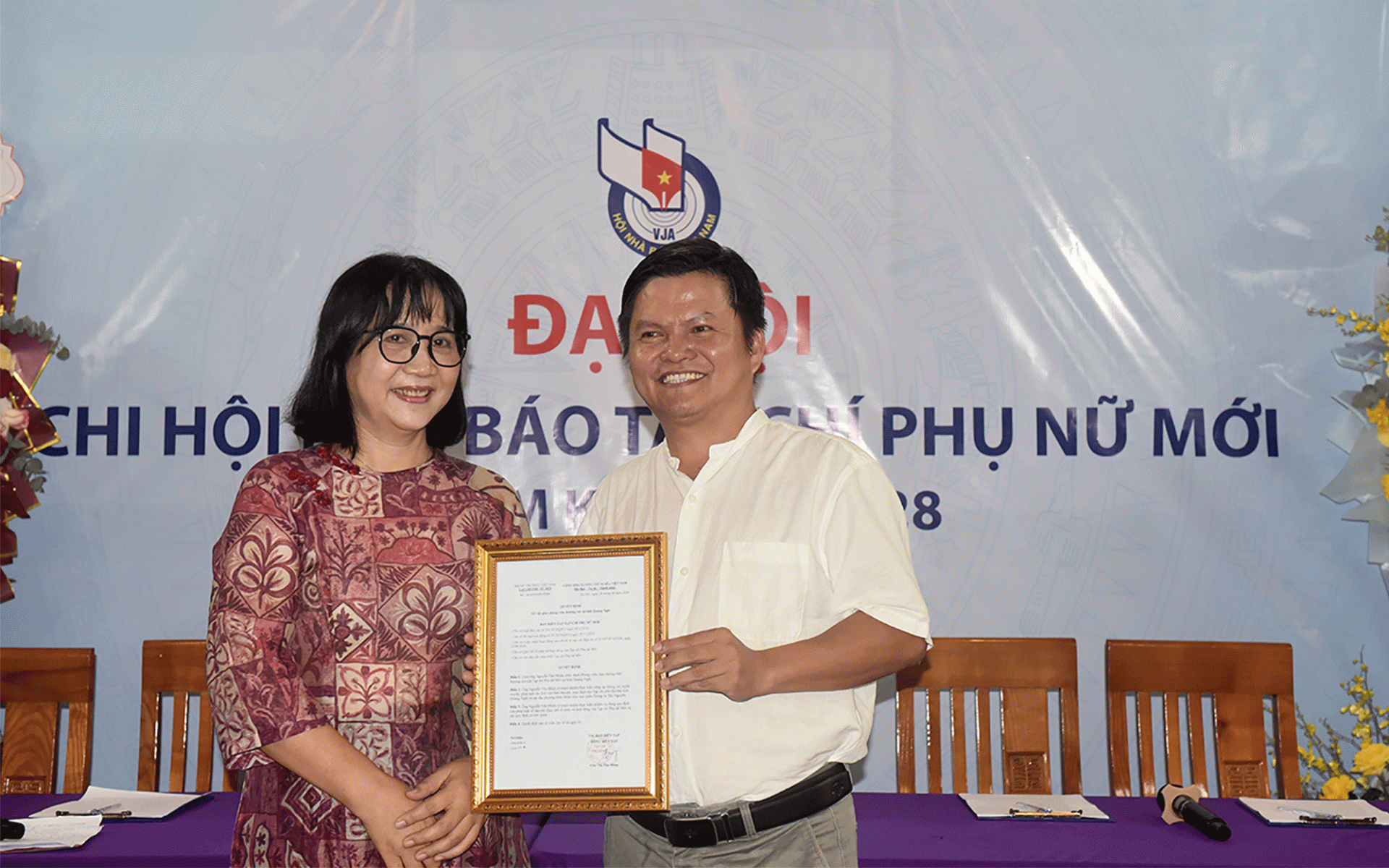 Tổng Biên tập Tạp chí Phụ nữ Mới Chu Thị Thu Hằng trao quyết định phóng viên phụ trách khu vực miền Trung - Tây Nguyên cho nhà báo Nguyễn Văn Minh (bút danh Minh Thu).