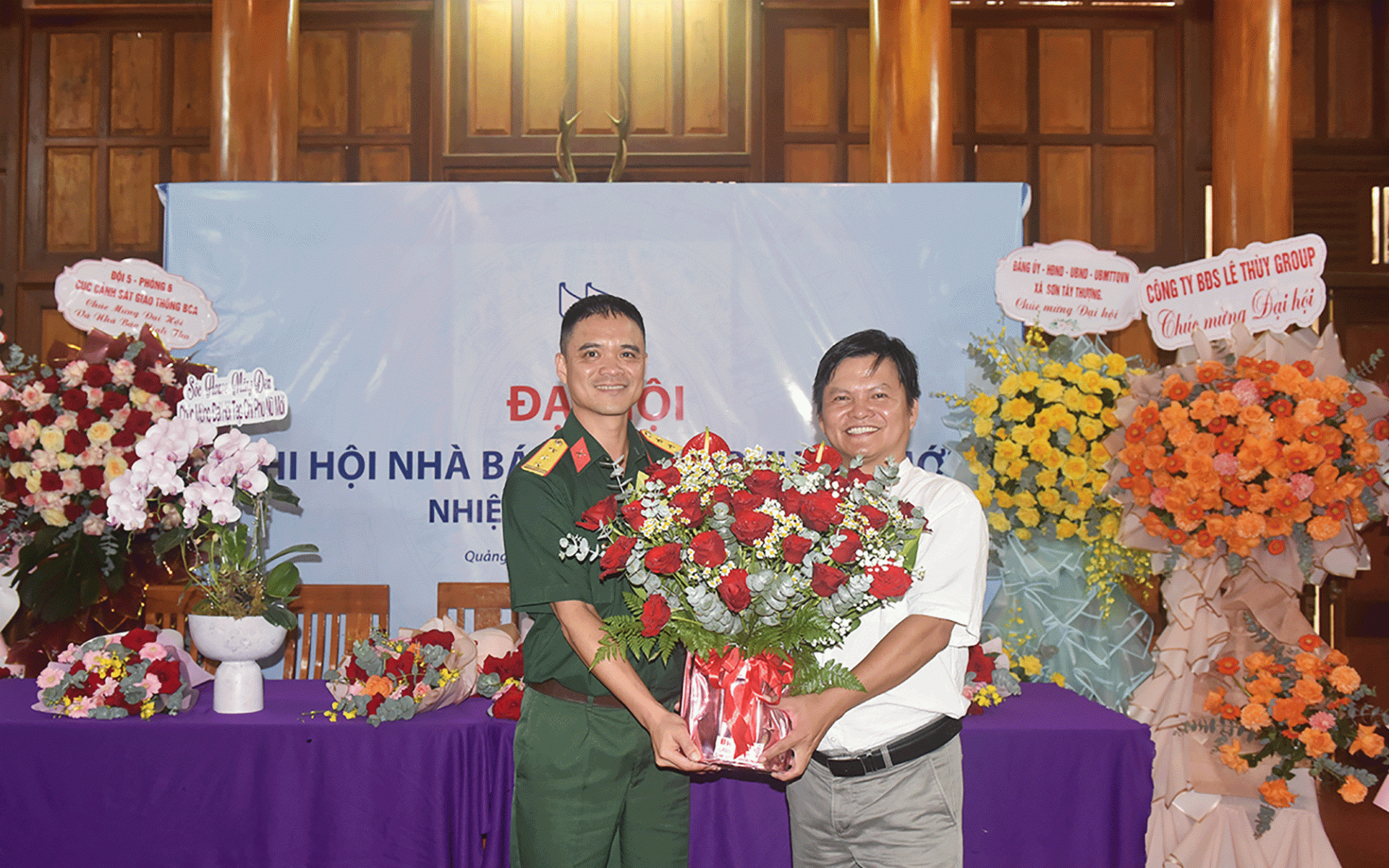Thượng tá Vũ Trọng Bắc, Phó chính ủy Ban Chỉ huy phòng thủ Khu vực 4 Măng Đen chúc mừng nhà báo Minh Thu.