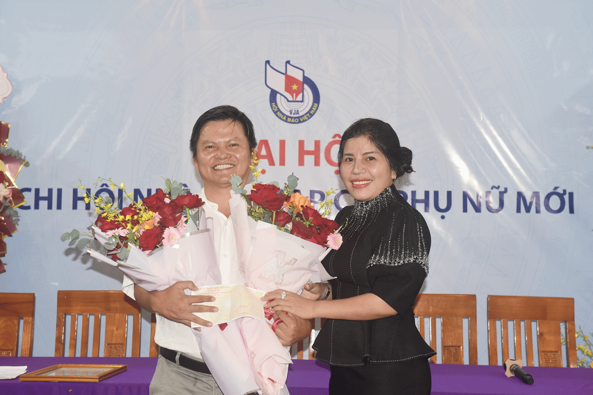 Bà Y Hương, Phó Bí thư Thường trực Đảng ủy kiêm Chủ tịch Hội đồng Nhân dân xã Măng Ri chúc mừng nhà báo Nguyễn Văn Minh (bút danh Minh Thu) nhận nhiệm vụ Phóng viên phụ trách miền Trung - Tây Nguyên, Tạp chí Phụ nữ Mới.