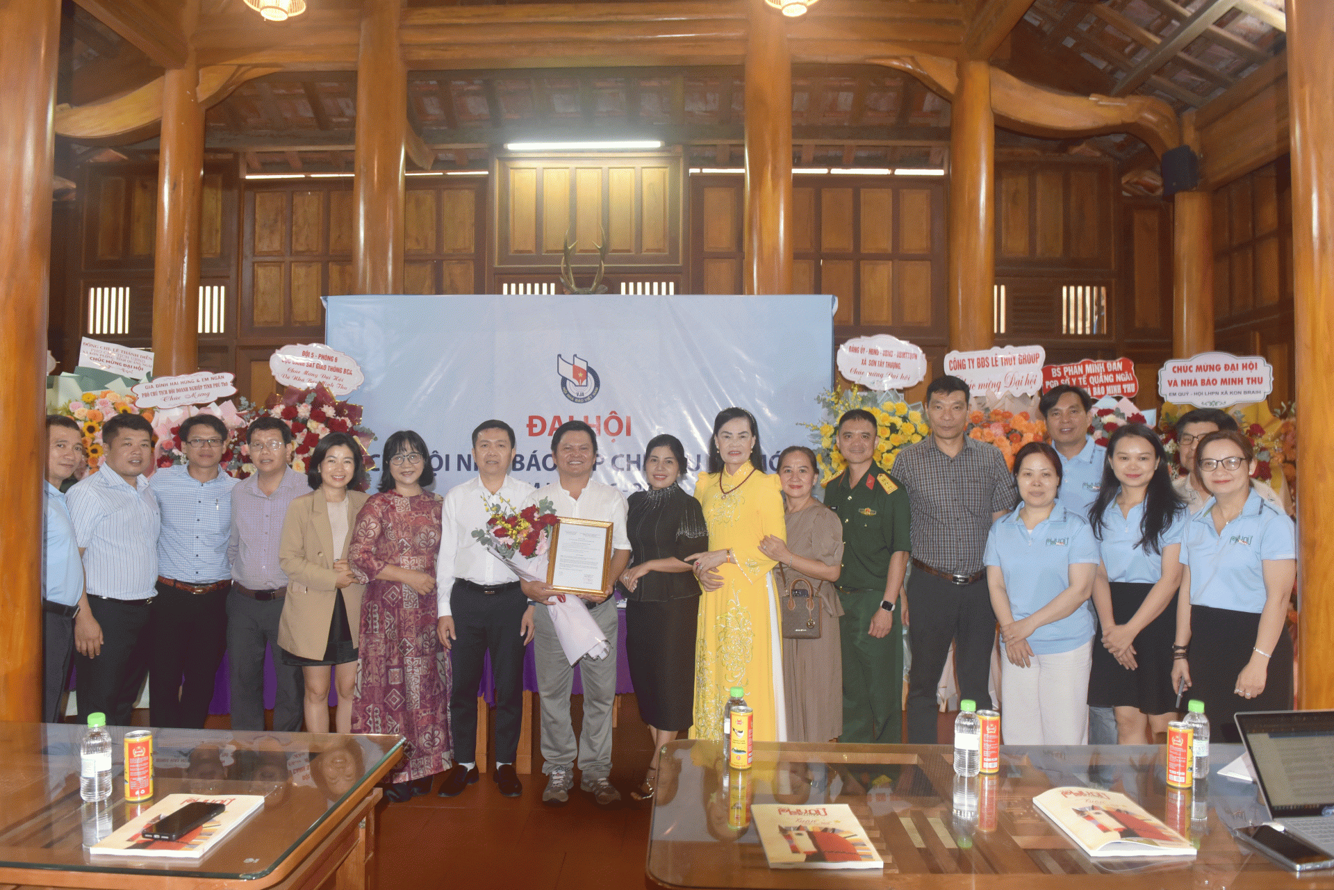 Tập thể lãnh đạo, phóng viên Tạp chí Phụ nữ Mới và một số lãnh đạo cơ quan, đơn vị ở khu vực miền Trung - Tây Nguyên chúc mừng nhà báo Minh Thu.