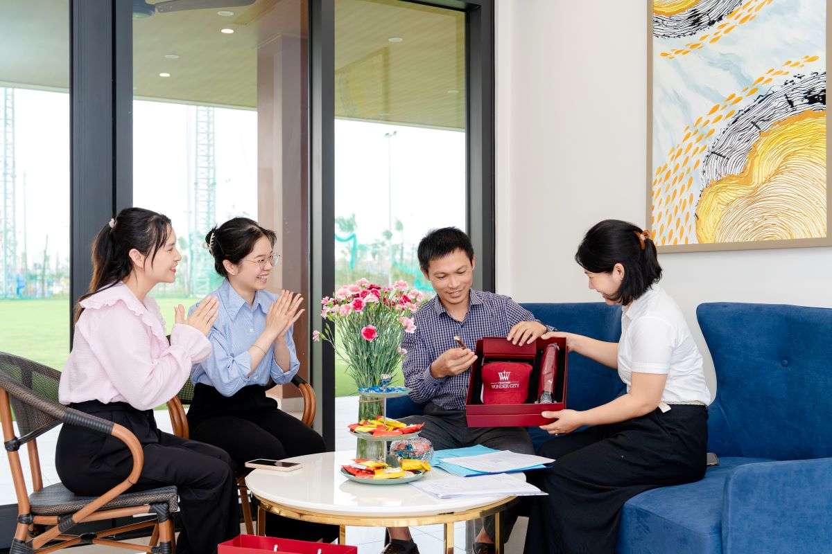 Hàng trăm cư dân Vinhomes Wonder City đã nhận bàn giao nhà, mở ra nhịp sống mới tại phía Tây Hà Nội.