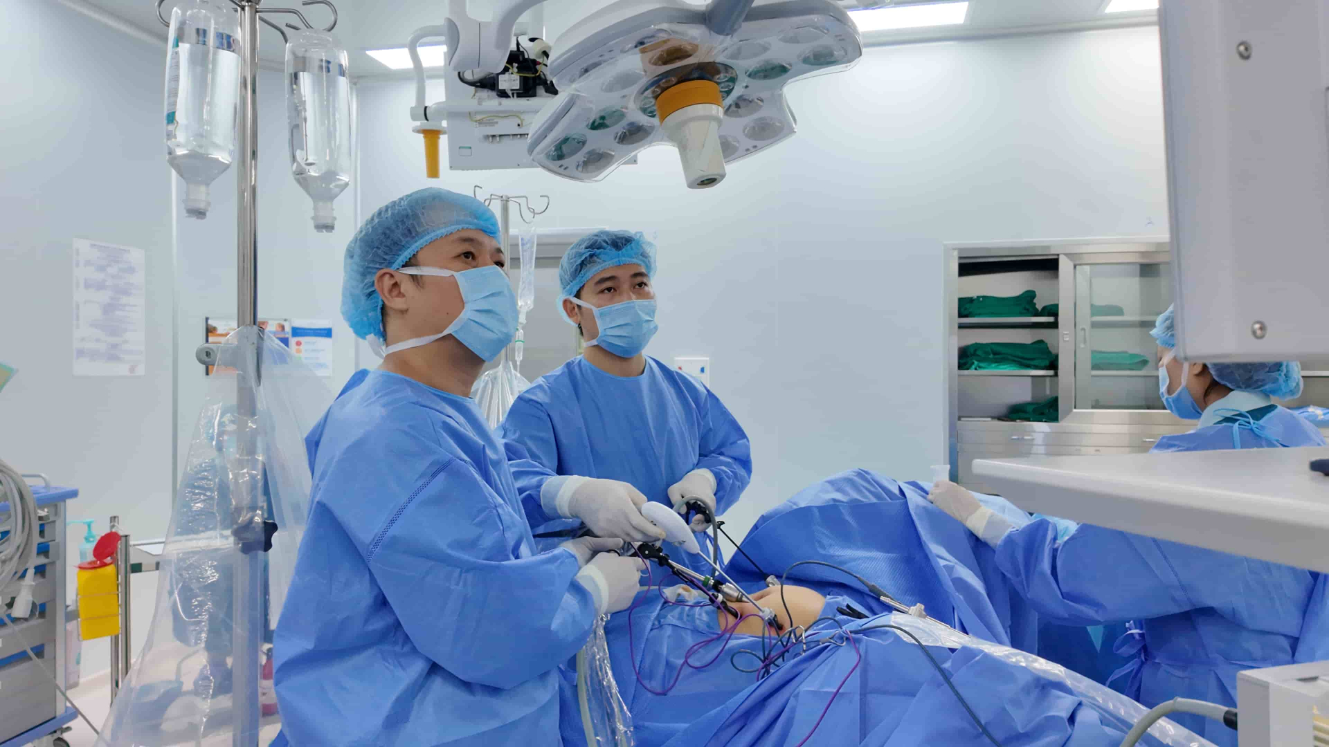Ê-kíp bác sĩ Vinmec trong phòng phẫu thuật.