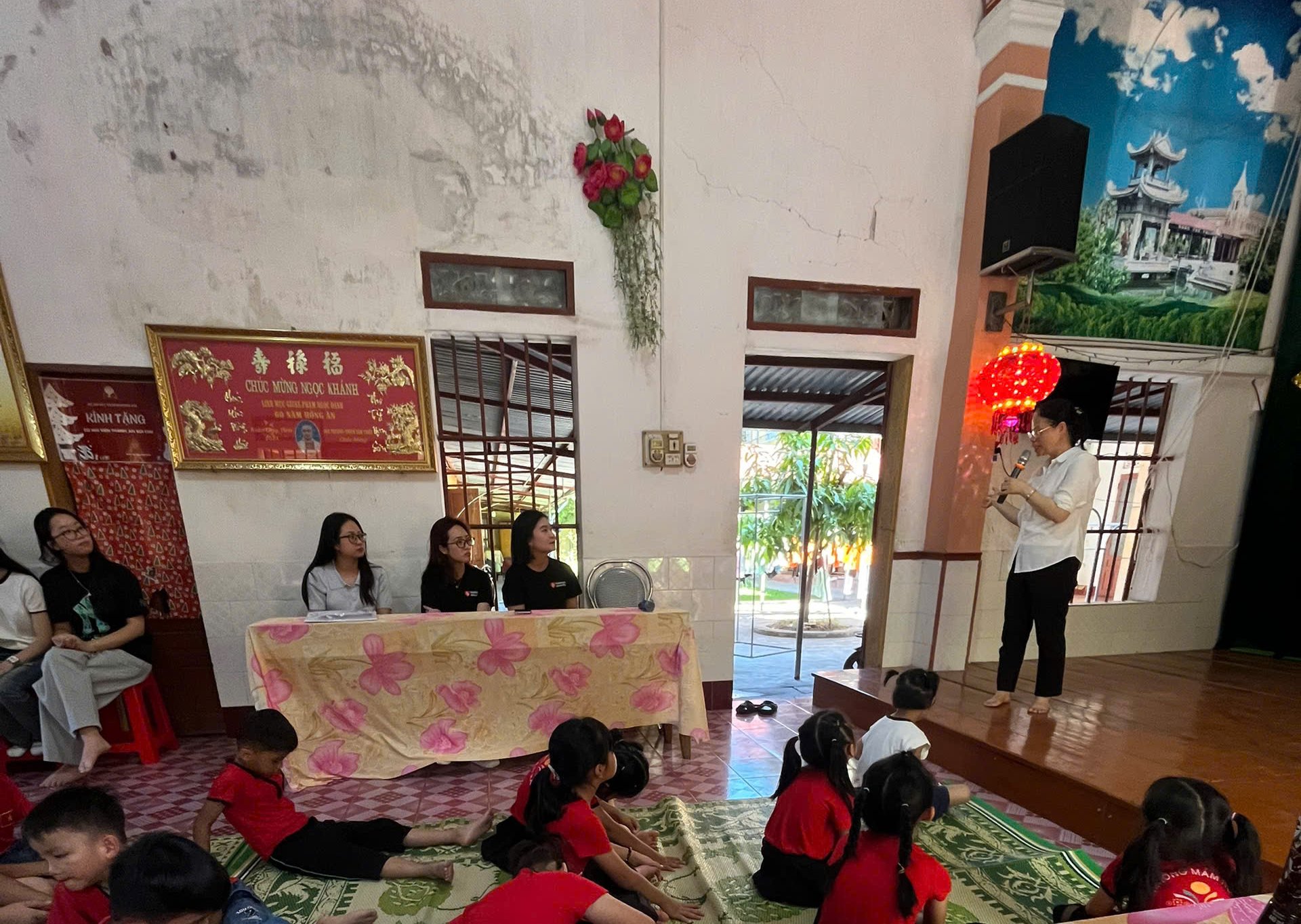 Hoạt động bán bánh gây quỹ của nhóm sinh viên lớp PRAB45, Học viện Báo chí và Tuyên truyền nhận được sự hưởng ứng của bạn bè, giảng viên và khách hàng, góp phần tạo nguồn kinh phí cho chương trình thiện nguyện.