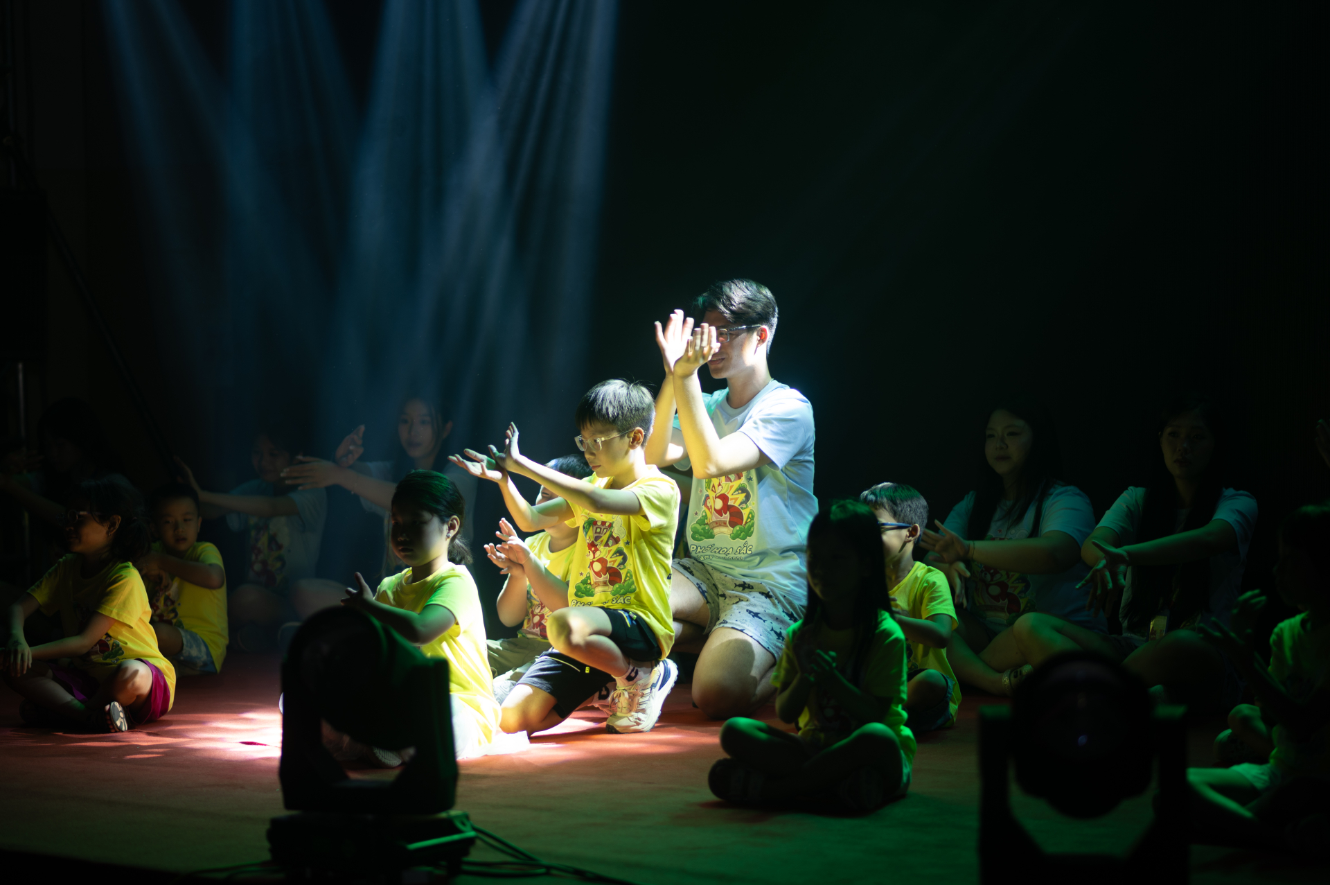 Tiết mục của các em nhỏ và các tình nguyện viên trong Gala: Nét Màu Mơ.
