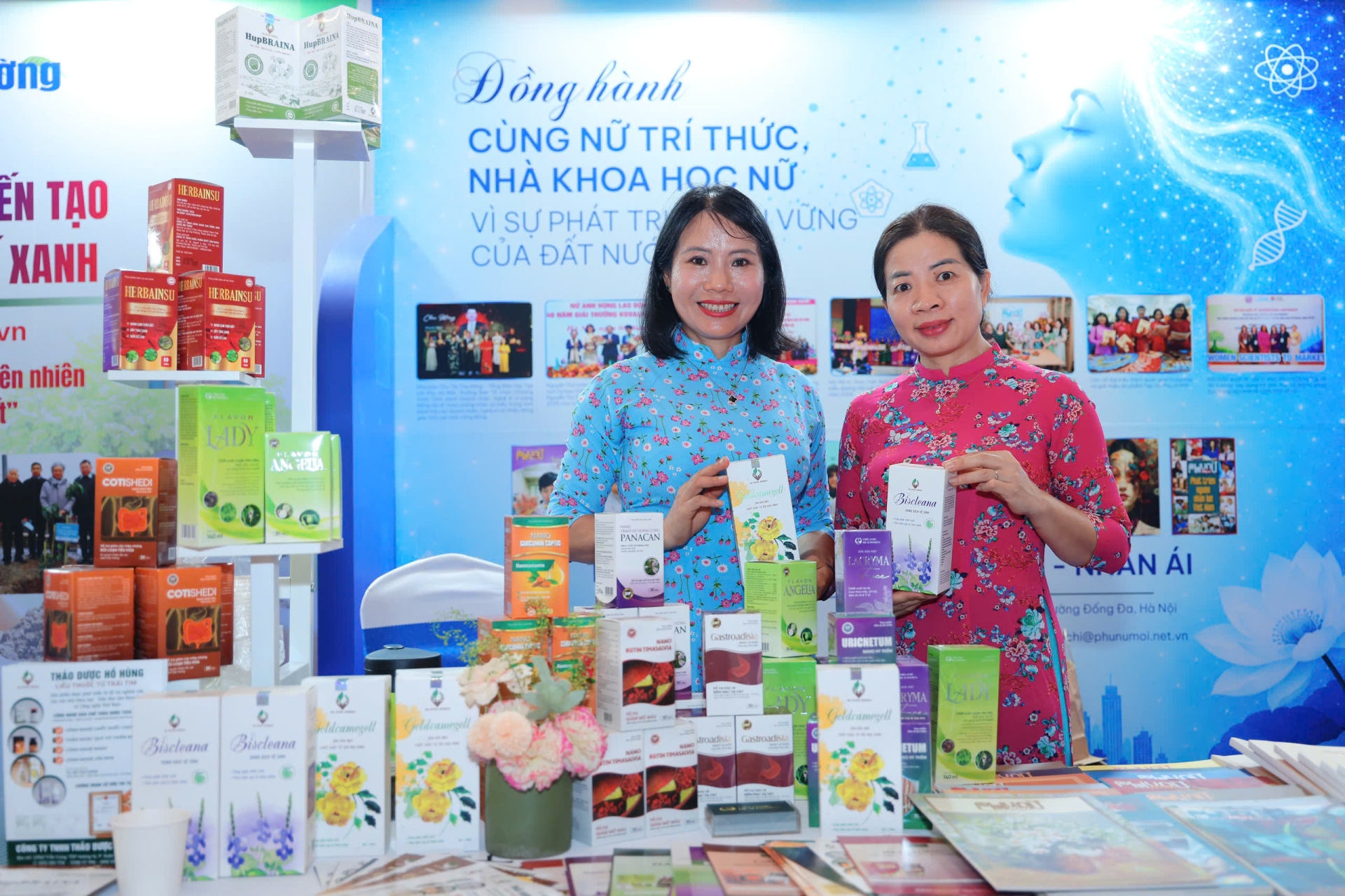 TS. Nguyễn Thị Thúy Hường (phải) và TS. Bá Thị Châm giới thiệu các sản phẩm nghiên cứu từ dược liệu Việt Nam tại Hội báo toàn quốc 2026. Hai nhà khoa học đã phối hợp nhiều năm để đưa kết quả nghiên cứu từ phòng thí nghiệm đến các sản phẩm chăm sóc sức khỏe phục vụ cộng đồng. Ảnh: Hoàng Toàn