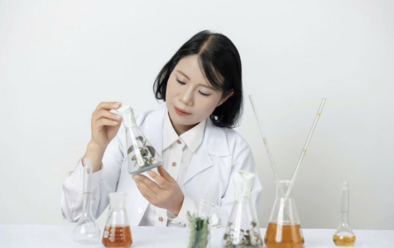 TS. Nguyễn Thị Thúy Hường khảo sát và nghiên cứu các loài dược liệu bản địa. Chị phụ trách các công đoạn thu thập mẫu, định danh bằng công nghệ sinh học phân tử, phân tích hoạt chất và xây dựng vùng nguyên liệu cho nhiều đề tài nghiên cứu.