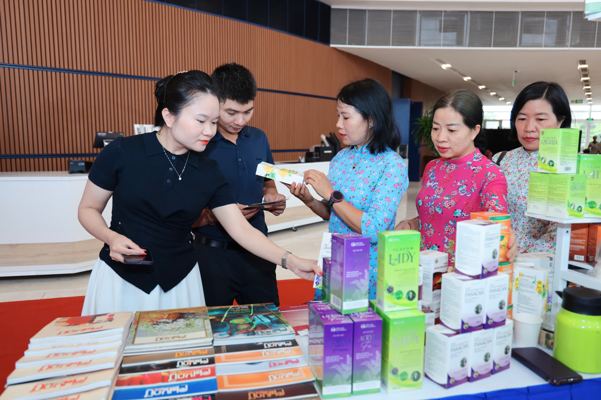 Sản phẩm của hai nữ tiến sĩ nhận được sự quan tâm dặc biệt của người tiêu dùng.