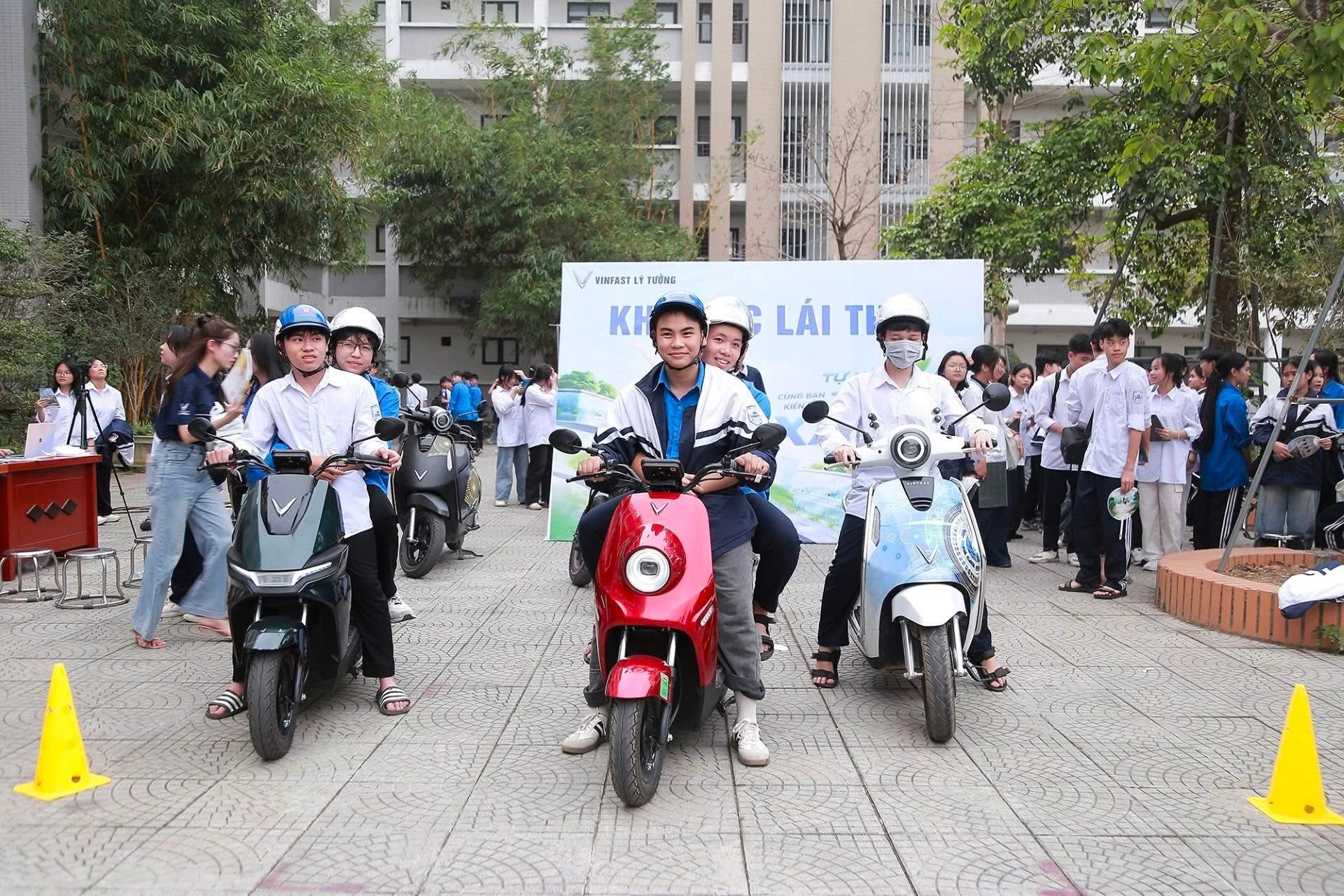 Cả nhà bỏ xe xăng, chuyển sang xe máy điện VinFast: Từ đi học, đi làm đến chạy dịch vụ đều có lời giải