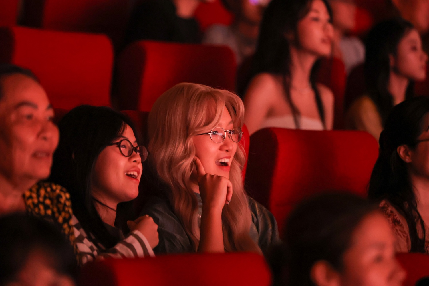 Sự ngỡ ngàng và vỡ òa. cảm xúc hiện rõ trên gương mặt người xem
