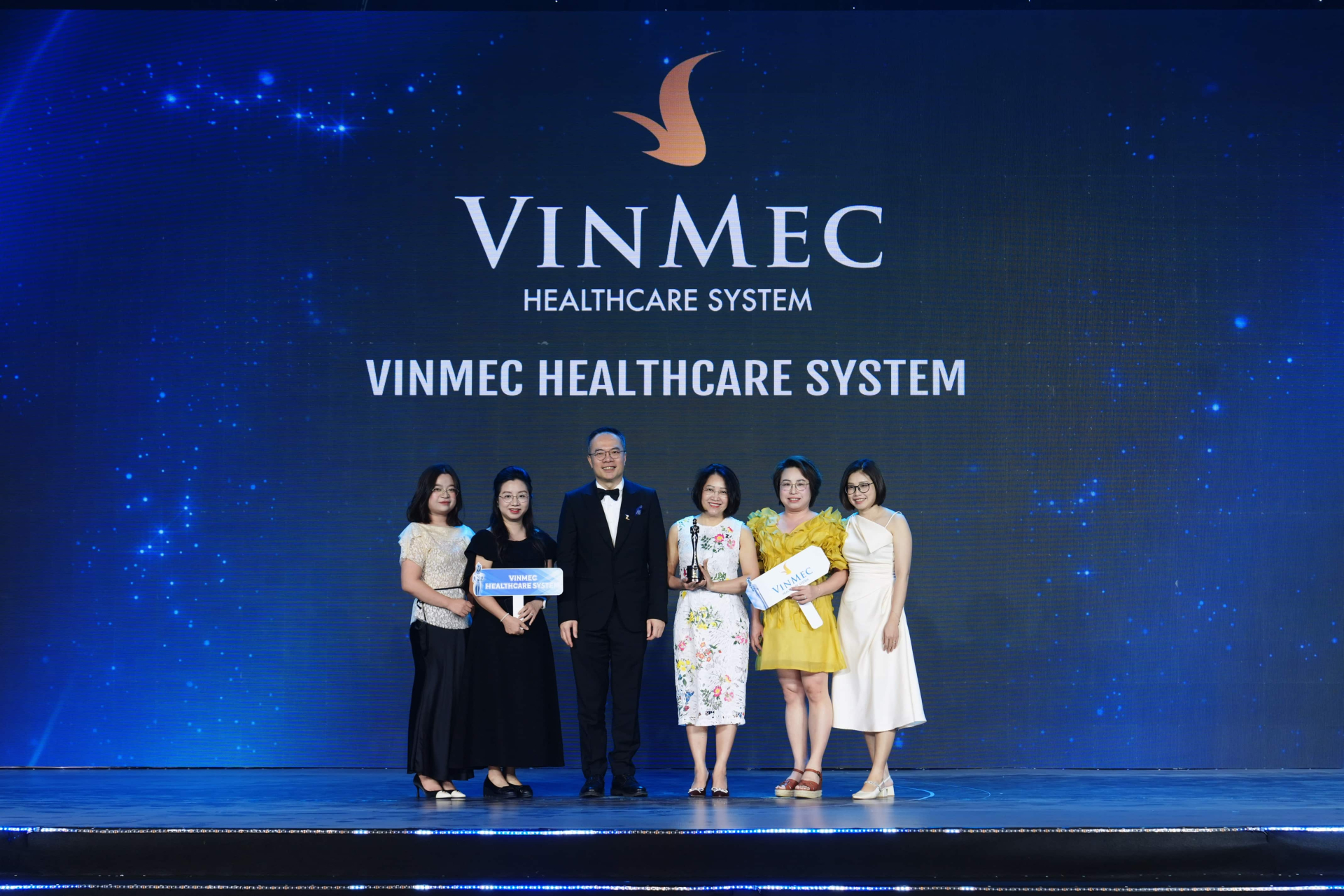 Đại diện Hệ thống Y tế Vinmec nhận danh hiệu